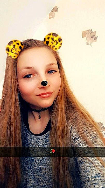 Lana participe au concours pour gagner de l'argent avec cette photo : beauty, brown_hair, cap, clothing, dress, eye, face, fashion, fashion_accessory, girl, glasses, hair, hat, head, headgear, long_hair, model, photo_shoot, skin, toy