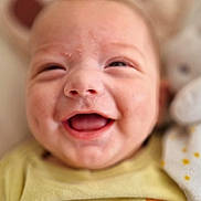 Harald participe au concours pour gagner de l'argent avec cette photo : baby, blanket, camper_van, child, close_up, clothing, cute, expression, face, happy, head, indoors, infant, portrait, skin, smiling, soft_toy, teddy_bear, trees, yellow_shirt