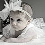 Louise a rejoint le concours — aidez-le/la à gagner de superbes lots ! baby, infant, child, headband, bow, dress, tulle, portrait, cute, face, eyes, skin, laying, floor, soft, black_and_white, indoors, curious, small, person