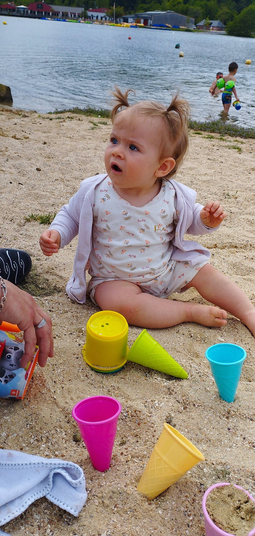 Kessy a rejoint le concours — aidez-le/la à gagner de superbes lots ! baby, baby_toddler_clothing, beach, blue, bucket, child, fun, happy, leisure, morning, people_in_nature, people_on_beach, person, photograph, play, recreation, sand, sitting, summer, toddler