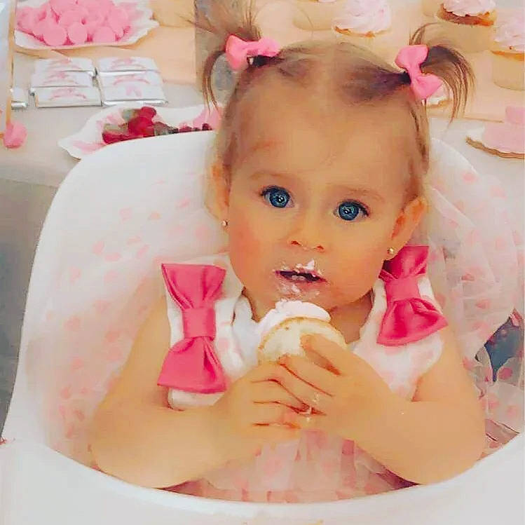 Kessy a rejoint le concours — aidez-le/la à gagner de superbes lots ! arm, baby, baby_toddler_clothing, cheek, dress, ear, eye, eyebrow, eyelash, face, hand, happy, head, headgear, human_body, lip, neck, person, pink, skin