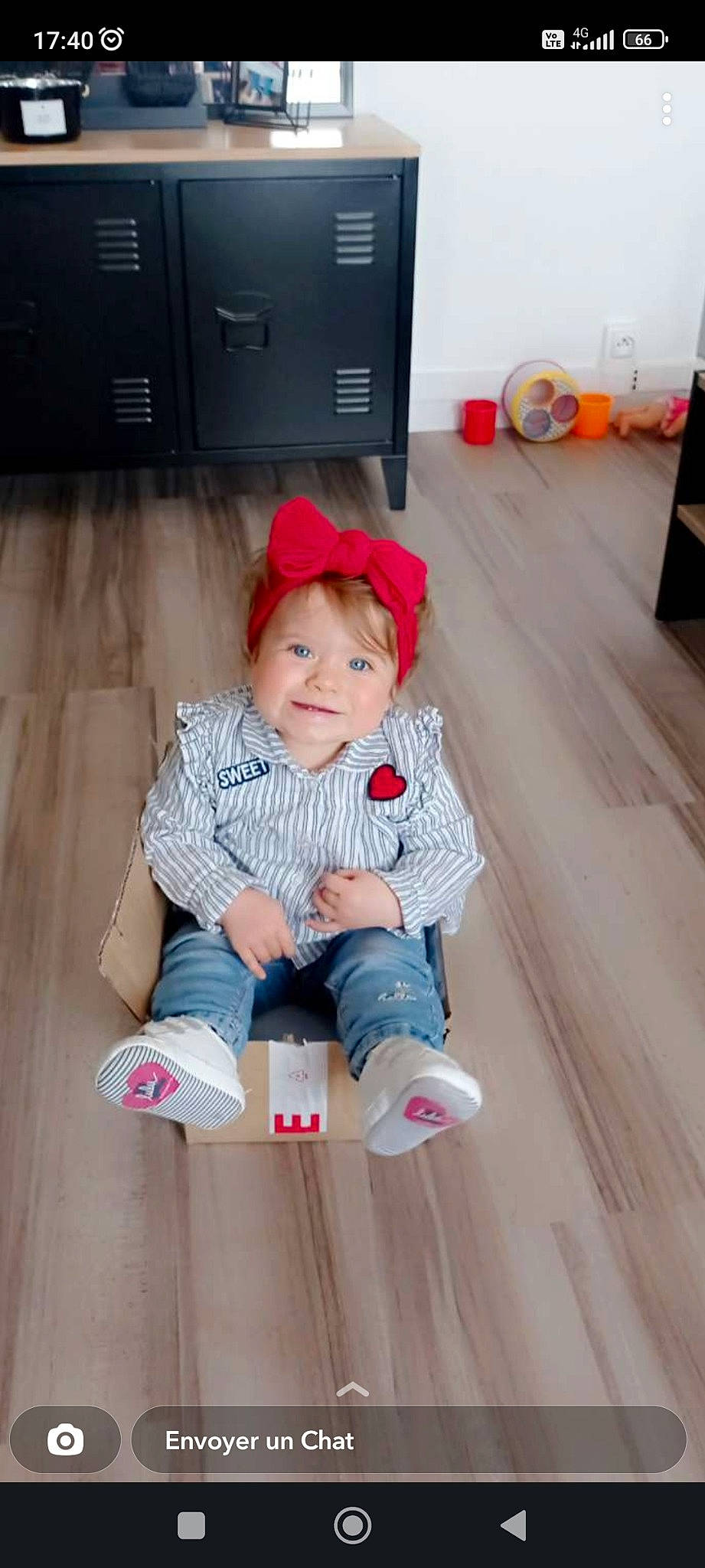 Kessy participe au concours pour gagner de l'argent avec cette photo : baby, baby_toddler_clothing, cap, computer_keyboard, floor, flooring, fun, happy, hardwood, home_appliance, human_body, joy, leisure, person, sitting, sleeve, smile, sock, t_shirt, thigh