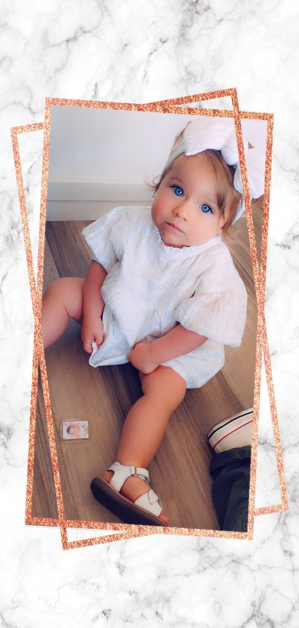 Kessy participe au concours pour gagner de l'argent avec cette photo : baby, baby_products, baby_toddler_clothing, child, comfort, foot, happy, human_leg, pattern, person, pink, room, shorts, sitting, skin, sleeve, sock, textile, thigh, toddler