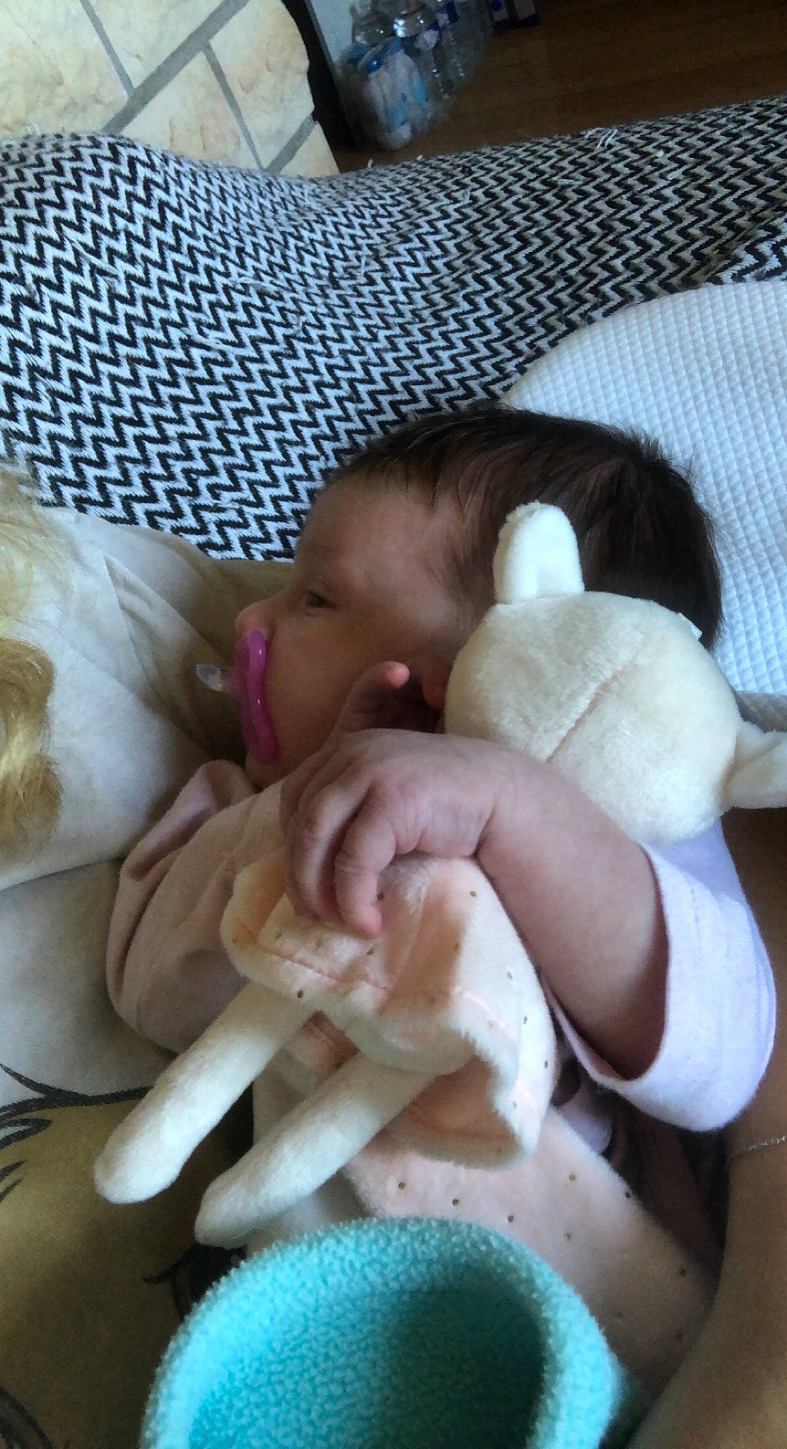 Luna a rejoint le concours — aidez-le/la à gagner de superbes lots ! baby, baby_products, baby_sleeping, baby_toddler_clothing, bedtime, cheek, comfort, eyelash, finger, gesture, hand, head, linens, mouth, nail, nap, person, sleep, thumb, toddler