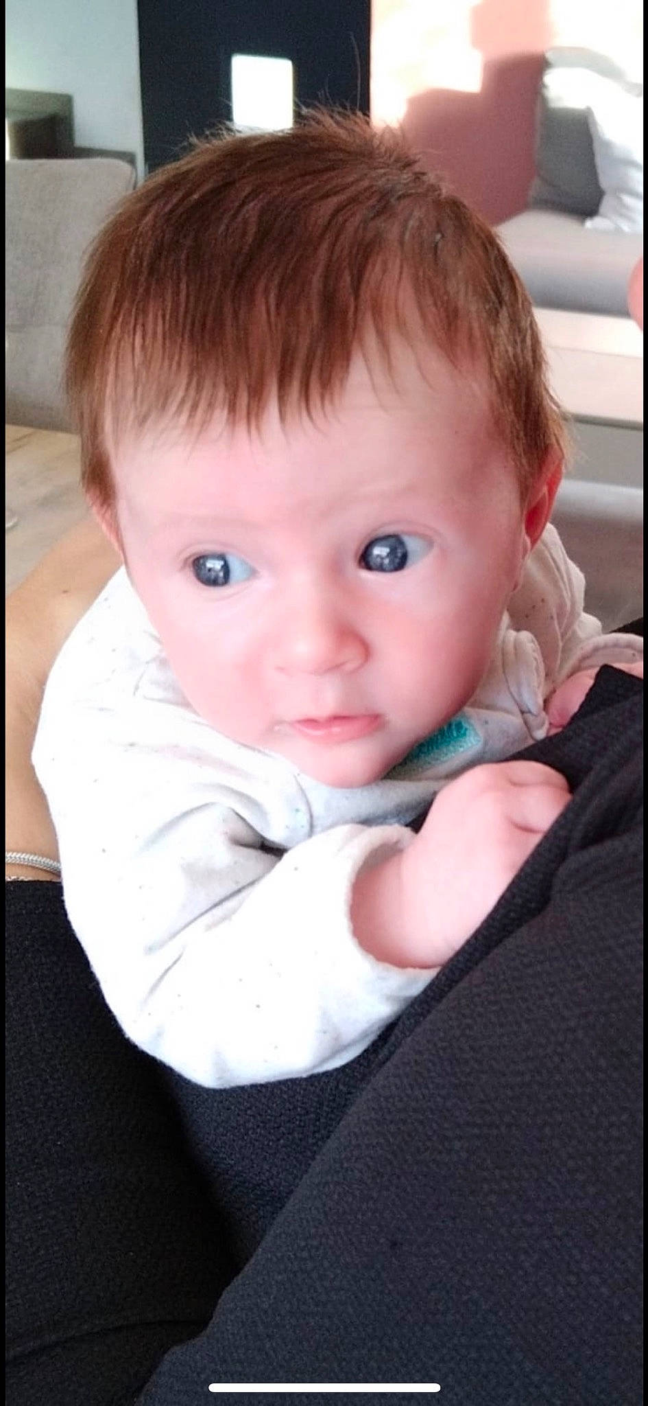 Luna a rejoint le concours — aidez-le/la à gagner de superbes lots ! baby, baby_toddler_clothing, cheek, child, comfort, elbow, eyelash, gesture, lip, nose, person, portrait_photography, sitting, sleeve, thumb, toddler