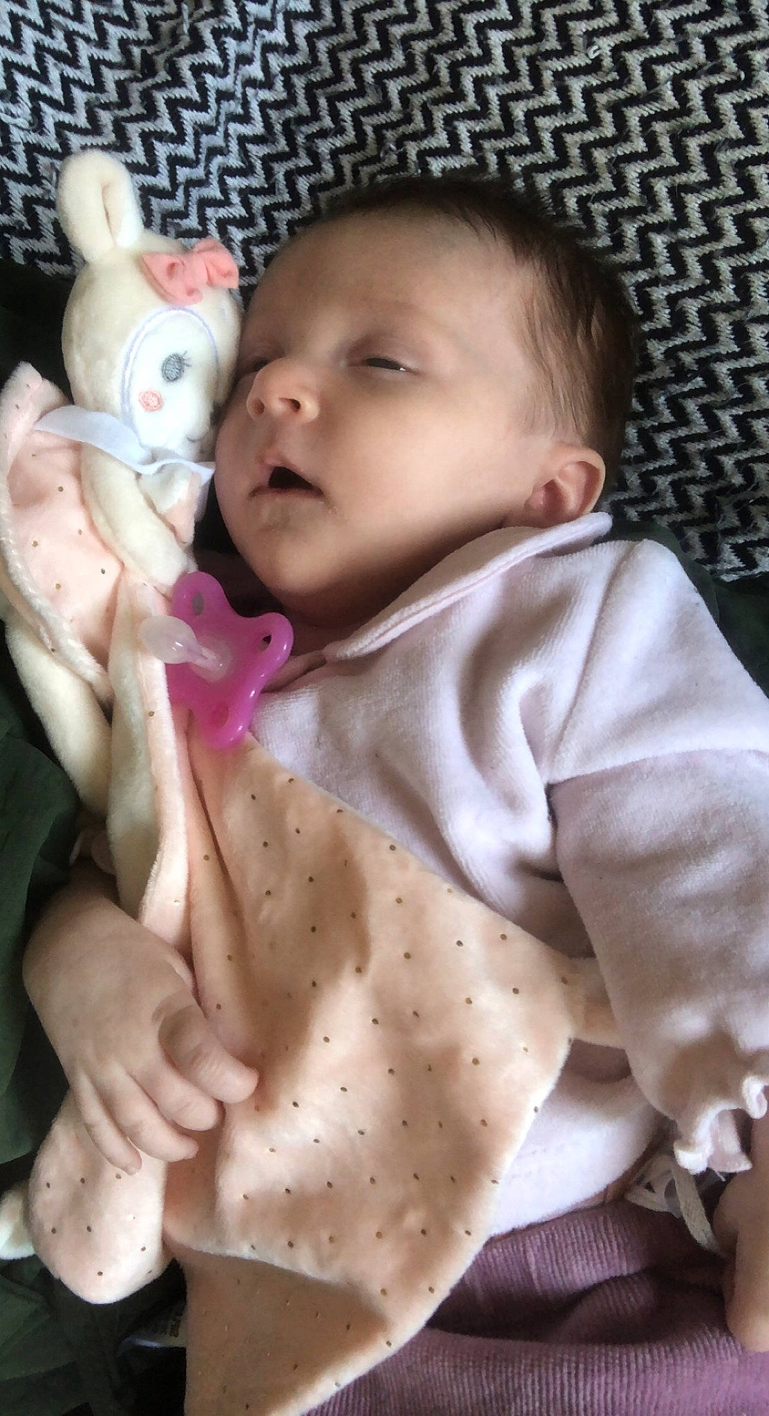 Luna participe au concours pour gagner de l'argent avec cette photo : baby, baby_toddler_clothing, cheek, child, collar, comfort, eye, gesture, head, iris, linens, lip, neck, nose, organ, person, pink, skin, sleeve, thumb
