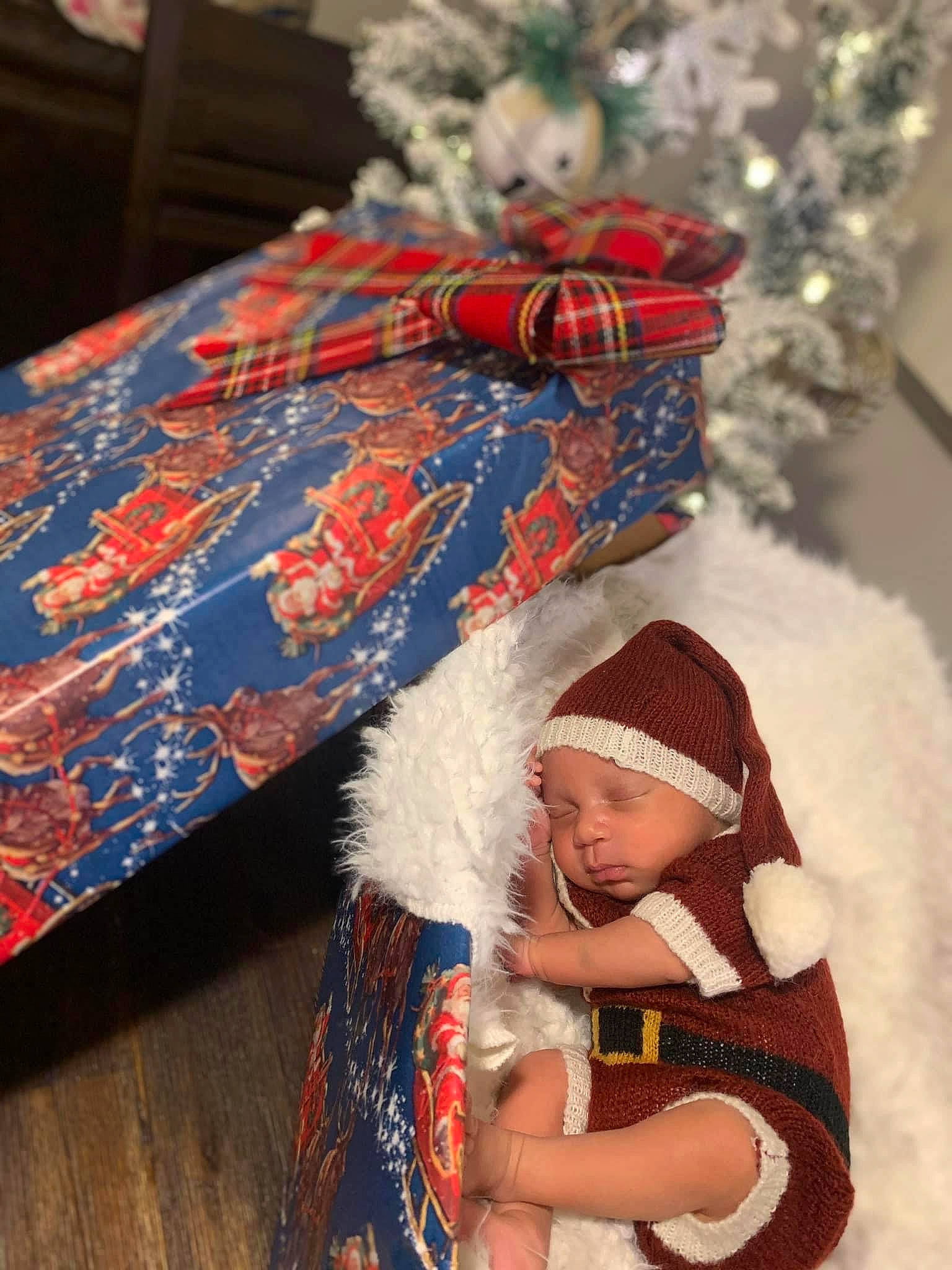Jamir is registered to the contest to win money with this photo: baby, craft, event, fashion_accessory, flooring, fun, fur, happy, headwear, holiday, linens, pattern, person, plaid, room, sitting, tartan, textile, toddler, tradition