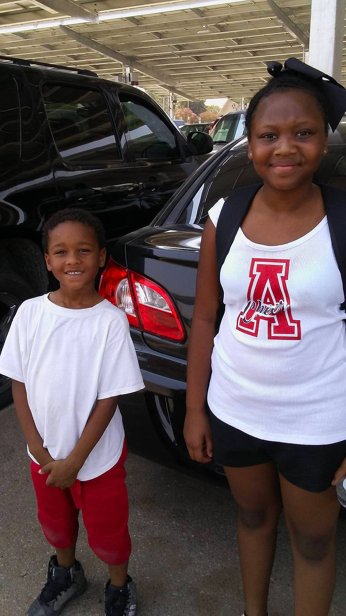 Cerenity is registered to the contest to win money with this photo: black_hair, car, child, daughter, family_car, fun, joy, leg, people, person, smile, snapshot, t_shirt, thigh, vacation, vehicle