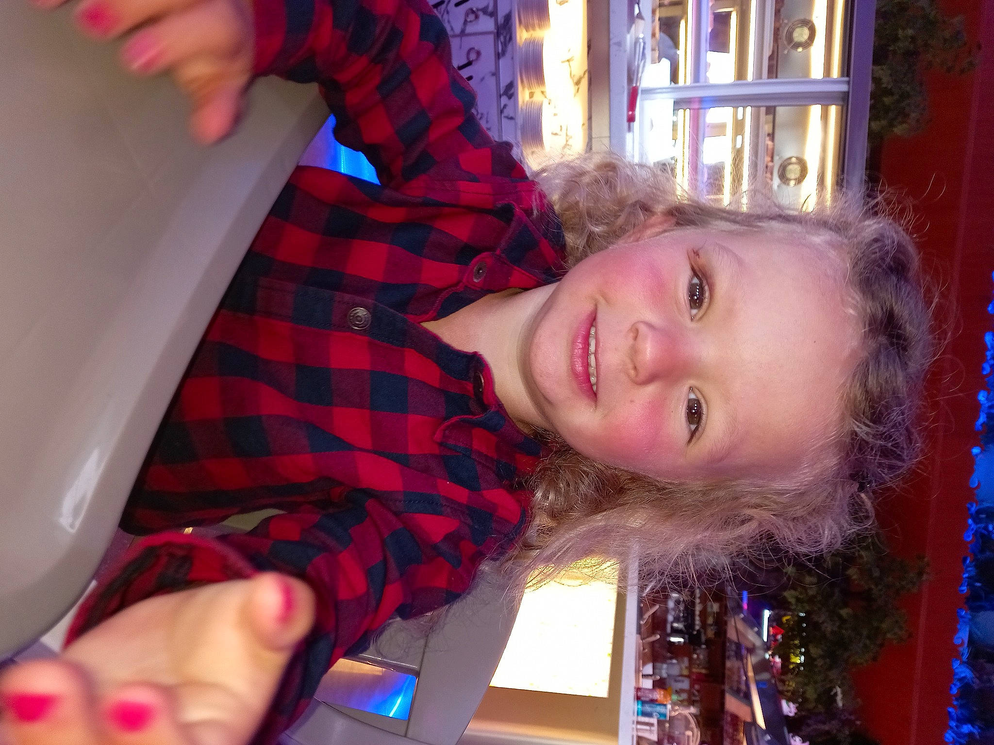 Sarah participe au concours pour gagner de l'argent avec cette photo : black_hair, child, cool, eye, eyebrow, finger, forehead, fun, hairstyle, hand, happy, joy, long_hair, mouth, nail, person, plaid, product, red, skin