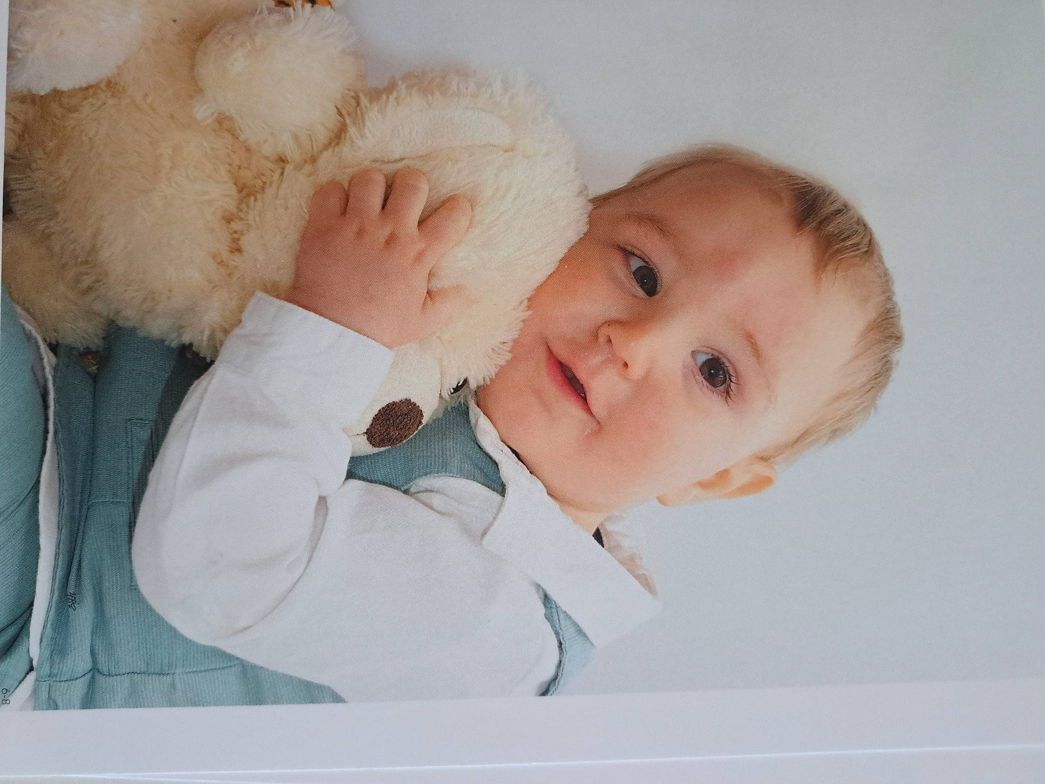 Ilario participe au concours pour gagner de l'argent avec cette photo : art, baby, baby_toddler_clothing, cheek, child, collar, comfort, dress_shirt, fur, gesture, happy, iris, love, nose, person, portrait_photography, room, sitting, sleeve, toddler