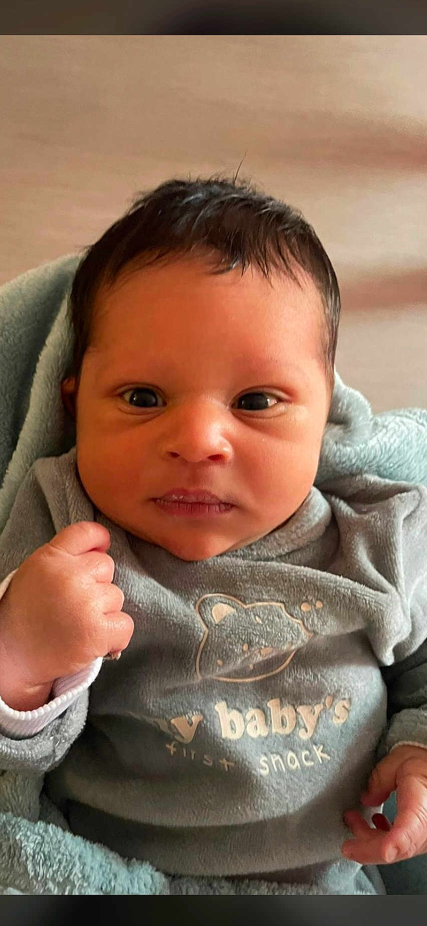 Diogo Abel participe au concours pour gagner de l'argent avec cette photo : baby, infant, face, hand, fist, clothing, grey_outfit, blanket, portrait, closeup, cute, young_child, indoors, expression, newborn, person, cozy, soft_texture, sleeve, child