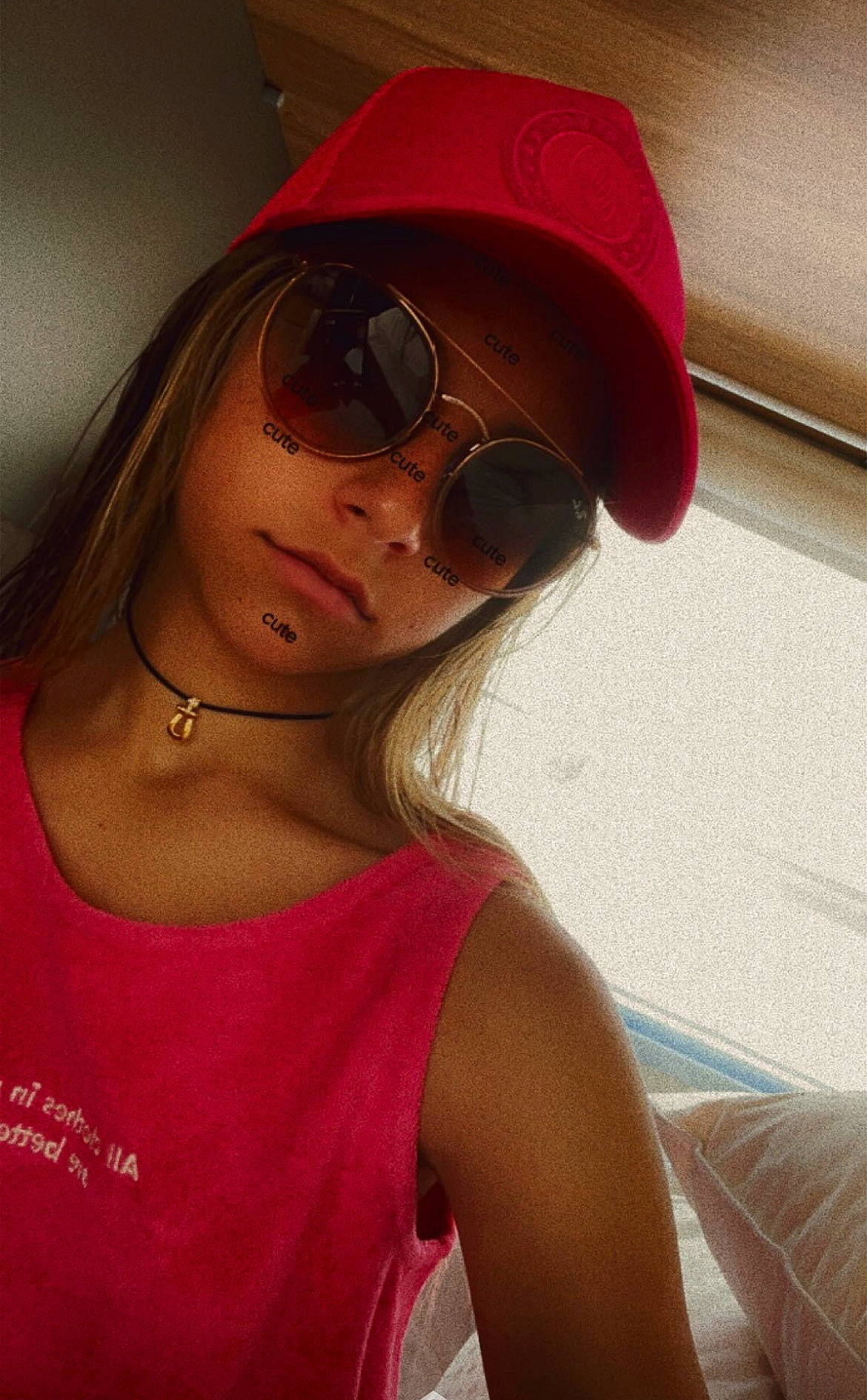 Sienna a rejoint le concours — aidez-le/la à gagner de superbes lots ! baseball_cap, black_hair, cap, chin, cool, eye_glass_accessory, eyewear, face, flash_photography, glasses, goggles, hat, headgear, lip, mouth, neck, person, red, shoulder, sunglasses