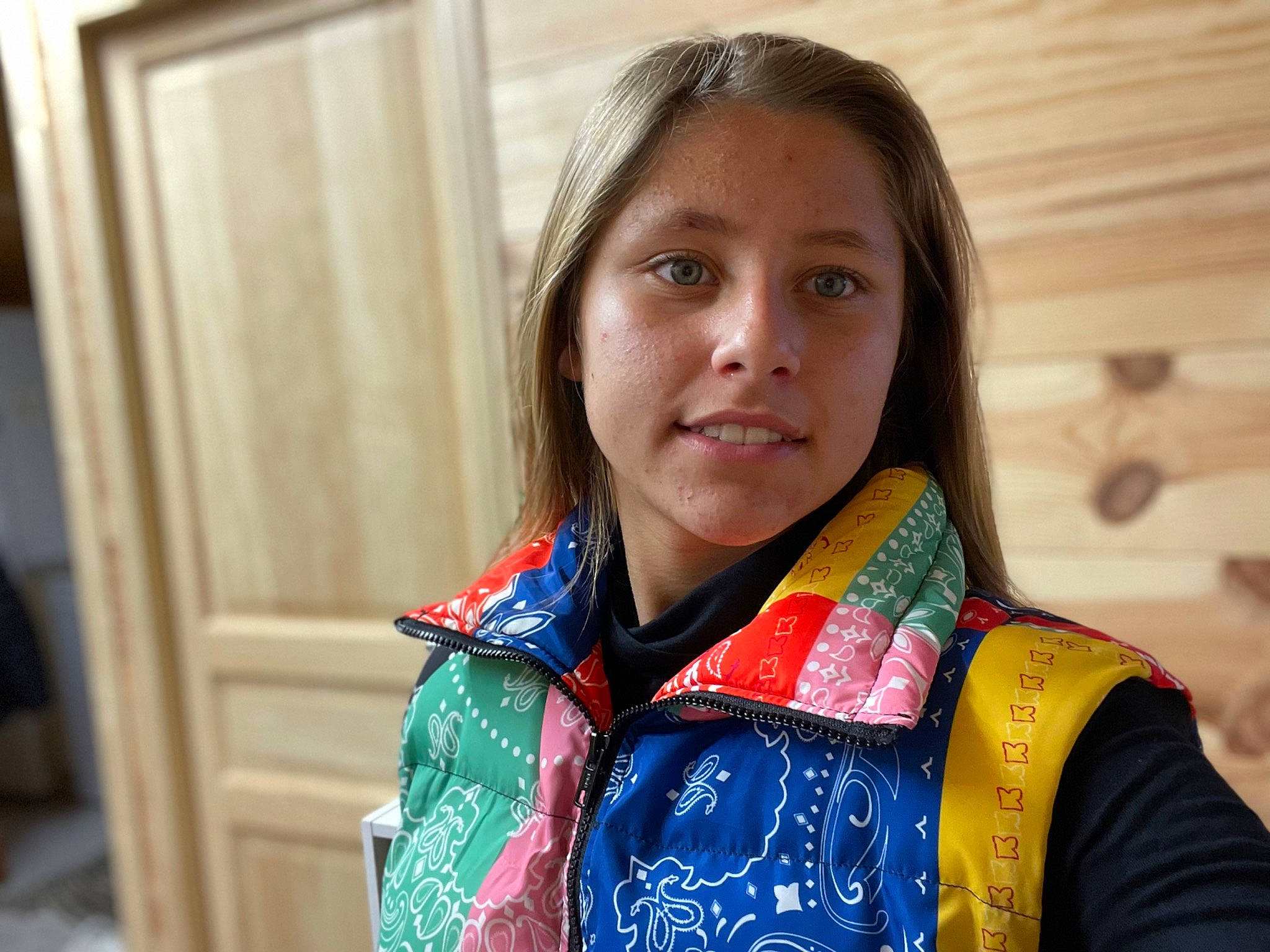 Sienna a rejoint le concours — aidez-le/la à gagner de superbes lots ! electric_blue, event, eye, eyebrow, face, fashion_accessory, fashion_design, fun, hair, happy, head, iris, neck, person, portrait_photography, sitting, sleeve, street_fashion, textile, tradition