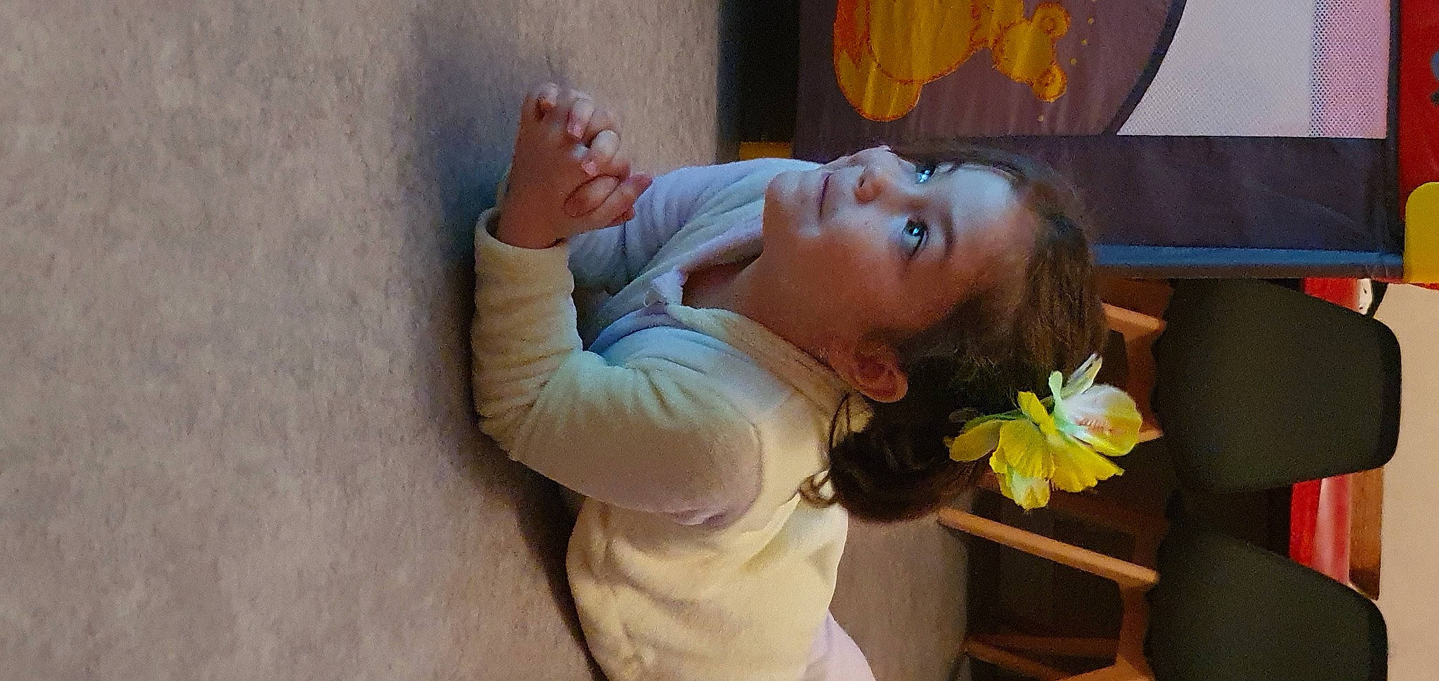 Leilani participe au concours pour gagner de l'argent avec cette photo : artificial_flower, bouquet, cut_flowers, elbow, floral_design, flower_arranging, person, petal, photo_shoot, portrait, portrait_photography, sunflower, temple, yellow