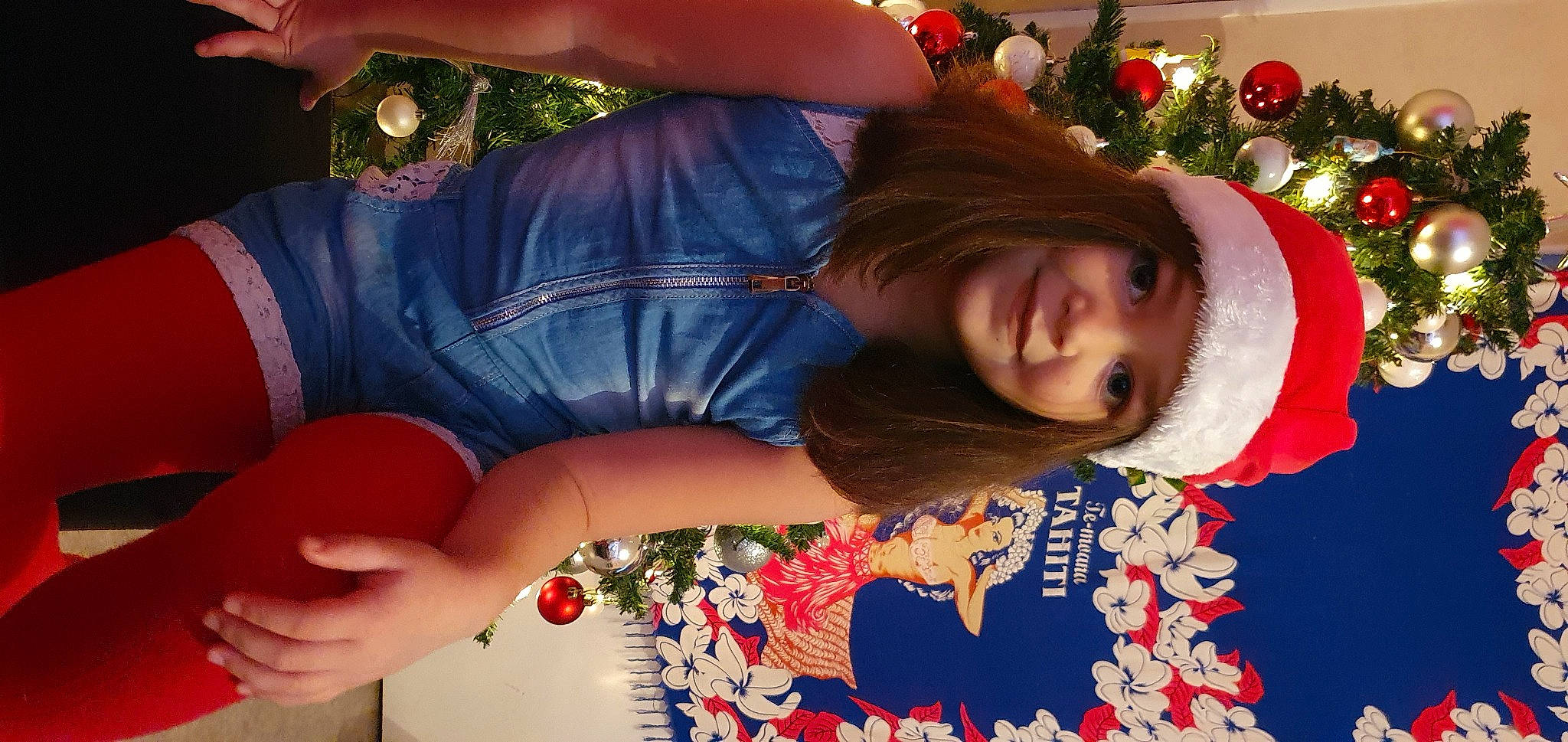 Leilani participe au concours pour gagner de l'argent avec cette photo : bracelet, christmas, christmas_decoration, christmas_eve, christmas_ornament, costume, costume_accessory, creative_arts, finger, floral_design, headwear, holiday, human, joy, mammal, nail, ornament, person, portrait_photography, textile