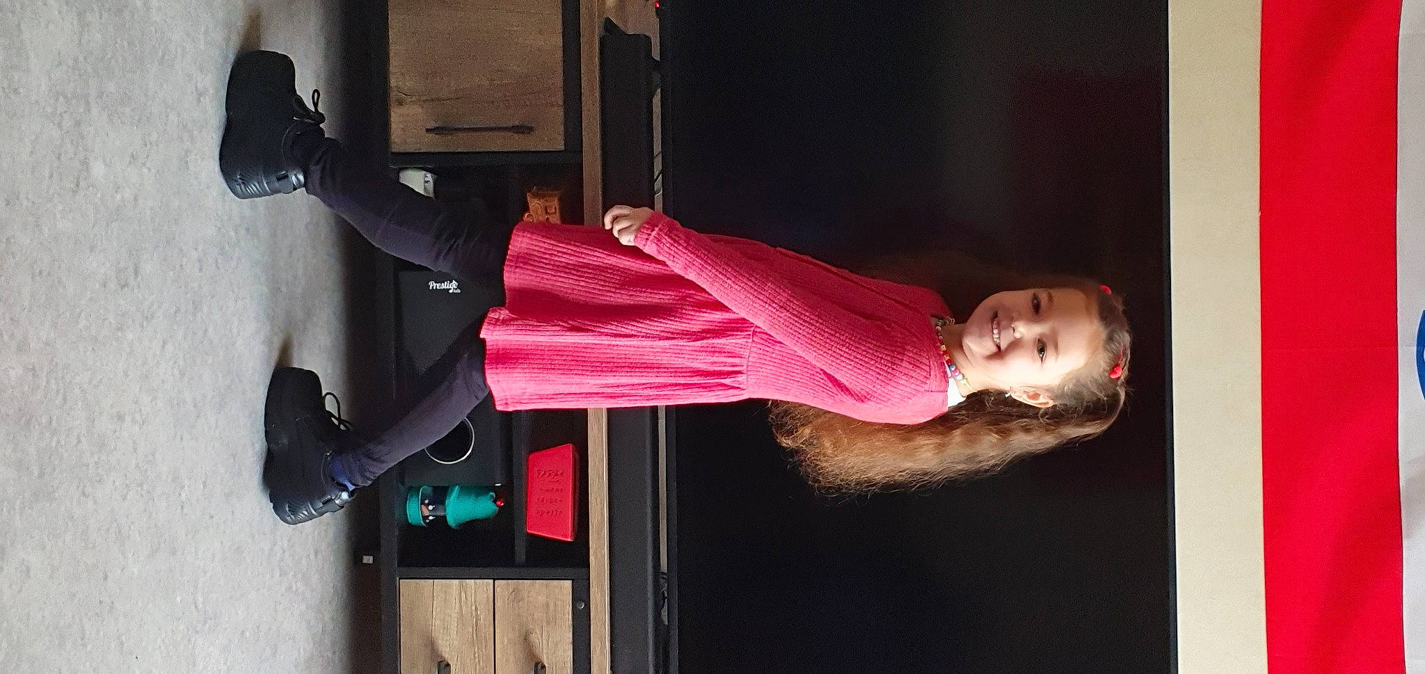 Leilani participe au concours pour gagner de l'argent avec cette photo : dress, elbow, entertainment, event, flesh, human_leg, joy, magenta, performance, performance_art, performing_arts, person, pink, room, thigh