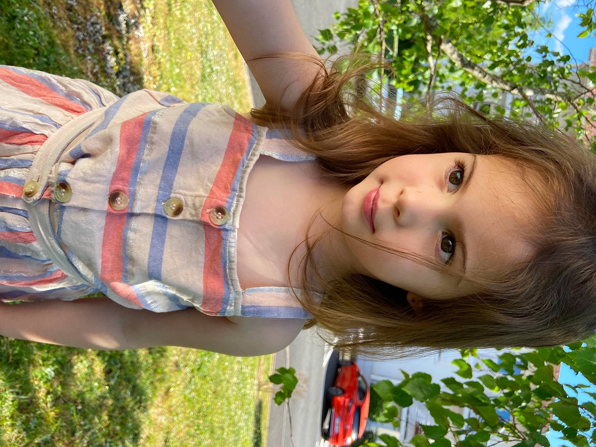 Jéléna a rejoint le concours — aidez-le/la à gagner de superbes lots ! botany, cool, eye, face, facial_expression, grass, green, hair, hairstyle, happy, human_body, joint, lip, people_in_nature, person, plant, shoulder, smile, tree, window