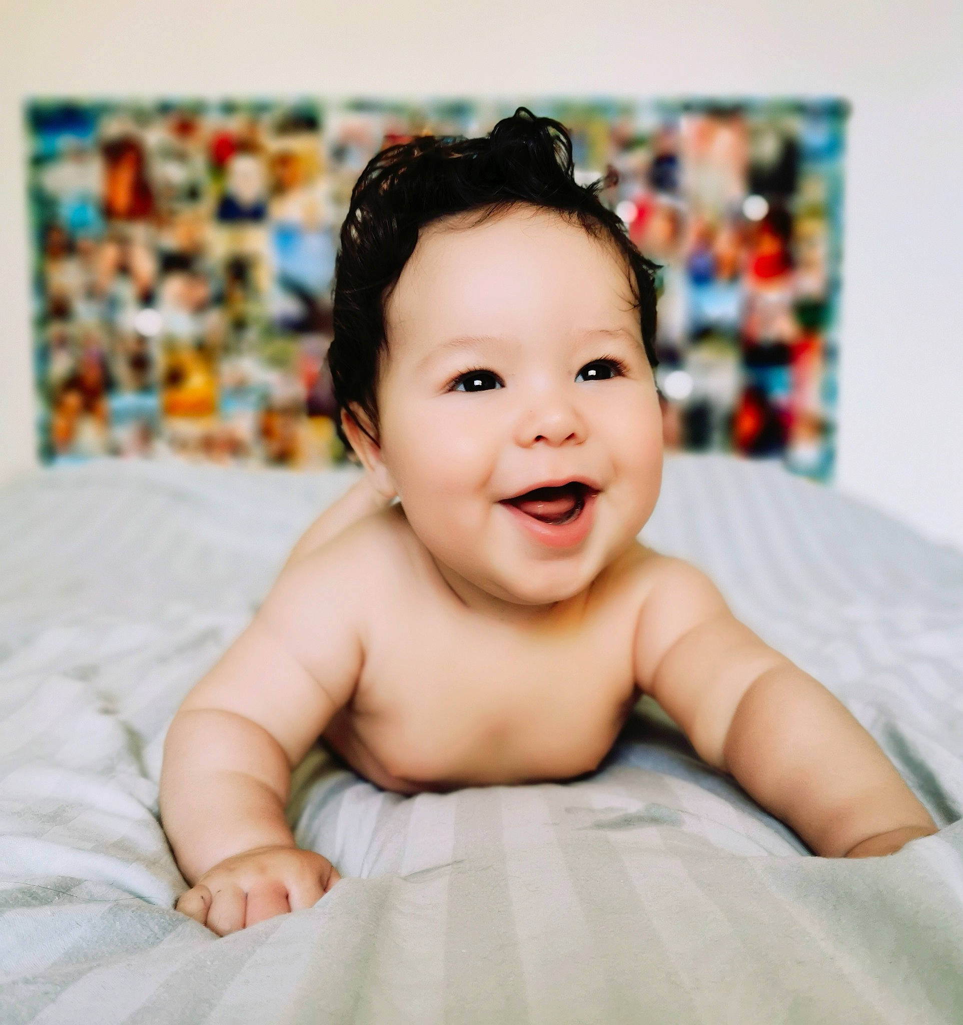 Madi participe au concours pour gagner de l'argent avec cette photo : baby, baby_toddler_clothing, cheek, chest, child, comfort, face, flash_photography, fun, hair_accessory, happy, human_body, iris, joy, linens, neck, person, room, skin, smile