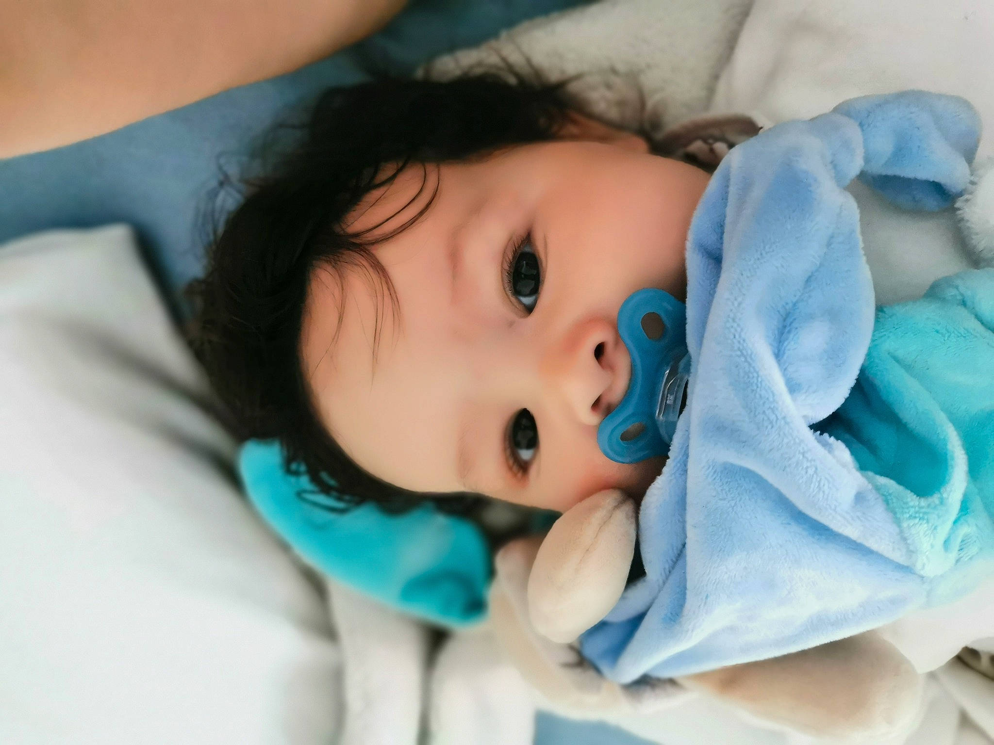 Madi a rejoint le concours — aidez-le/la à gagner de superbes lots ! azure, baby, baby_toddler_clothing, cheek, child, close_up, comfort, eye, eyelash, happy, head, human_body, iris, linens, lip, mouth, nose, person, product, skin