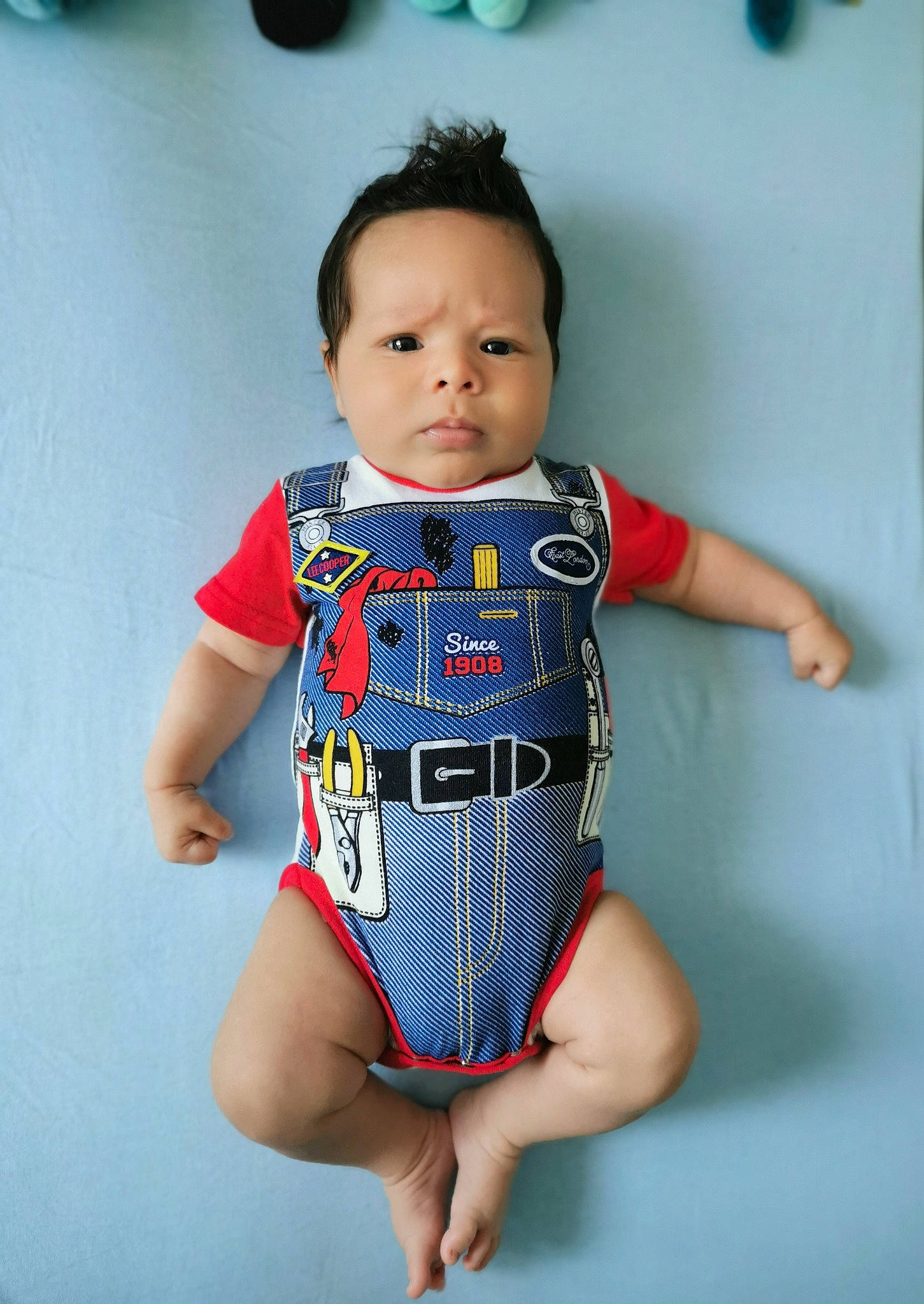 Madi participe au concours pour gagner de l'argent avec cette photo : arm, baby, baby_toddler_clothing, collar, elbow, electric_blue, finger, happy, human_body, human_leg, joint, knee, neck, person, sleeve, sportswear, t_shirt, thigh, toddler, trunk