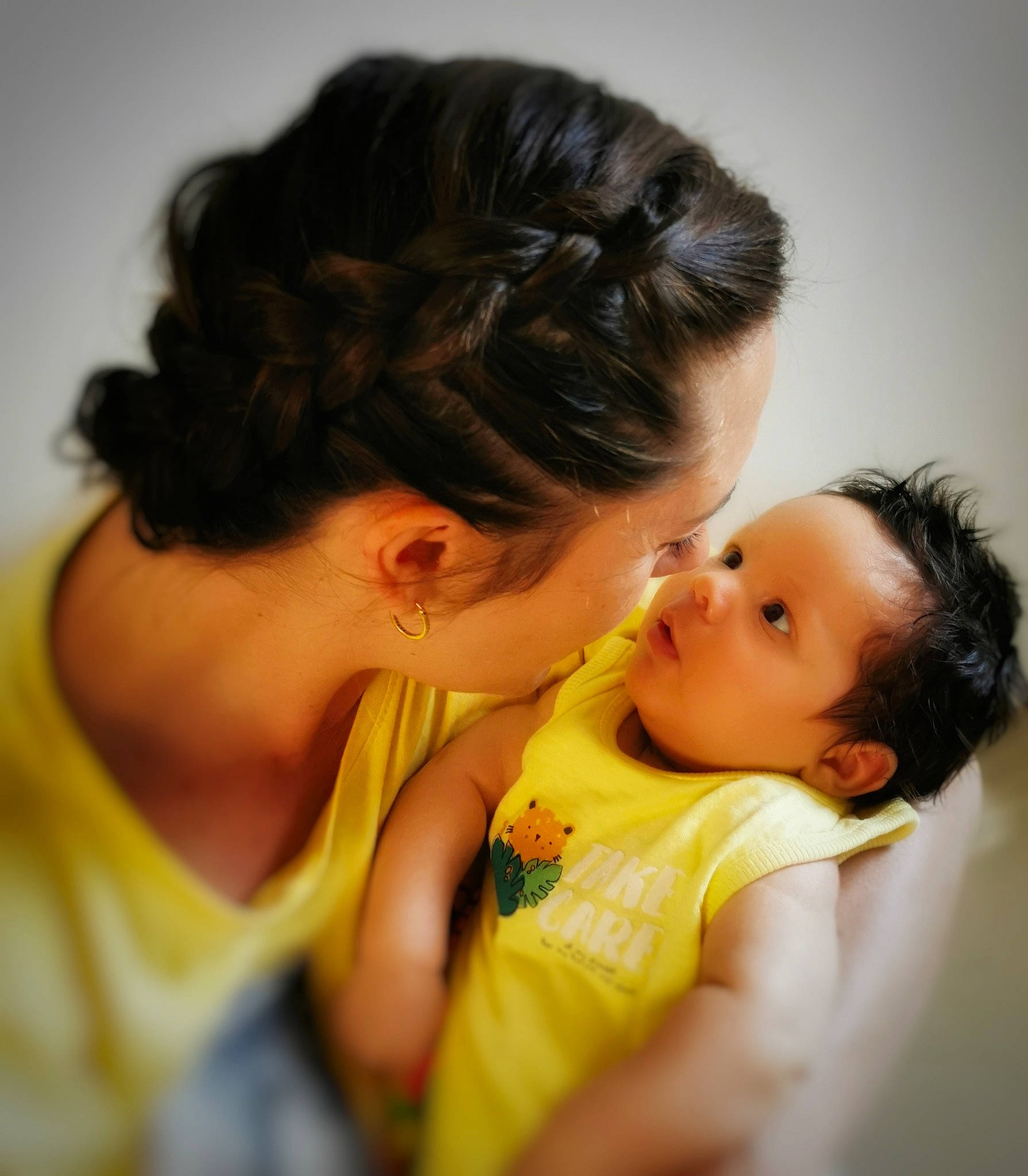 Madi a rejoint le concours — aidez-le/la à gagner de superbes lots ! abdomen, baby, black_hair, cheek, child, comfort, ear, elbow, eyelash, fun, gesture, happy, hug, love, nose, person, sitting, skin, t_shirt, toddler