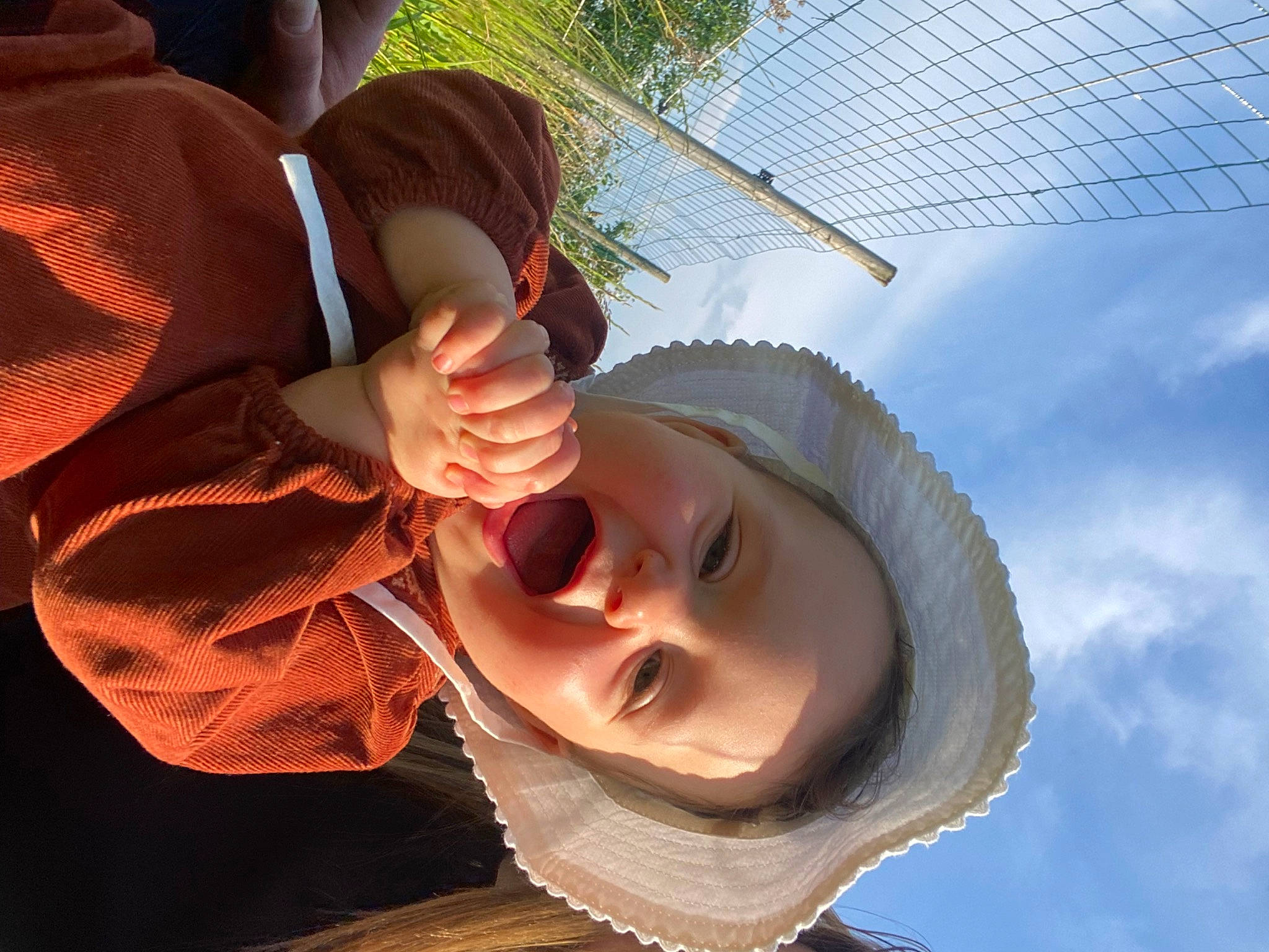 Louise participe au concours pour gagner de l'argent avec cette photo : baby, child, cloud, eyewear, fashion_accessory, fun, grass, happy, hat, headgear, leisure, mouth, nose, people_in_nature, person, plant, portrait_photography, sky, smile, toddler