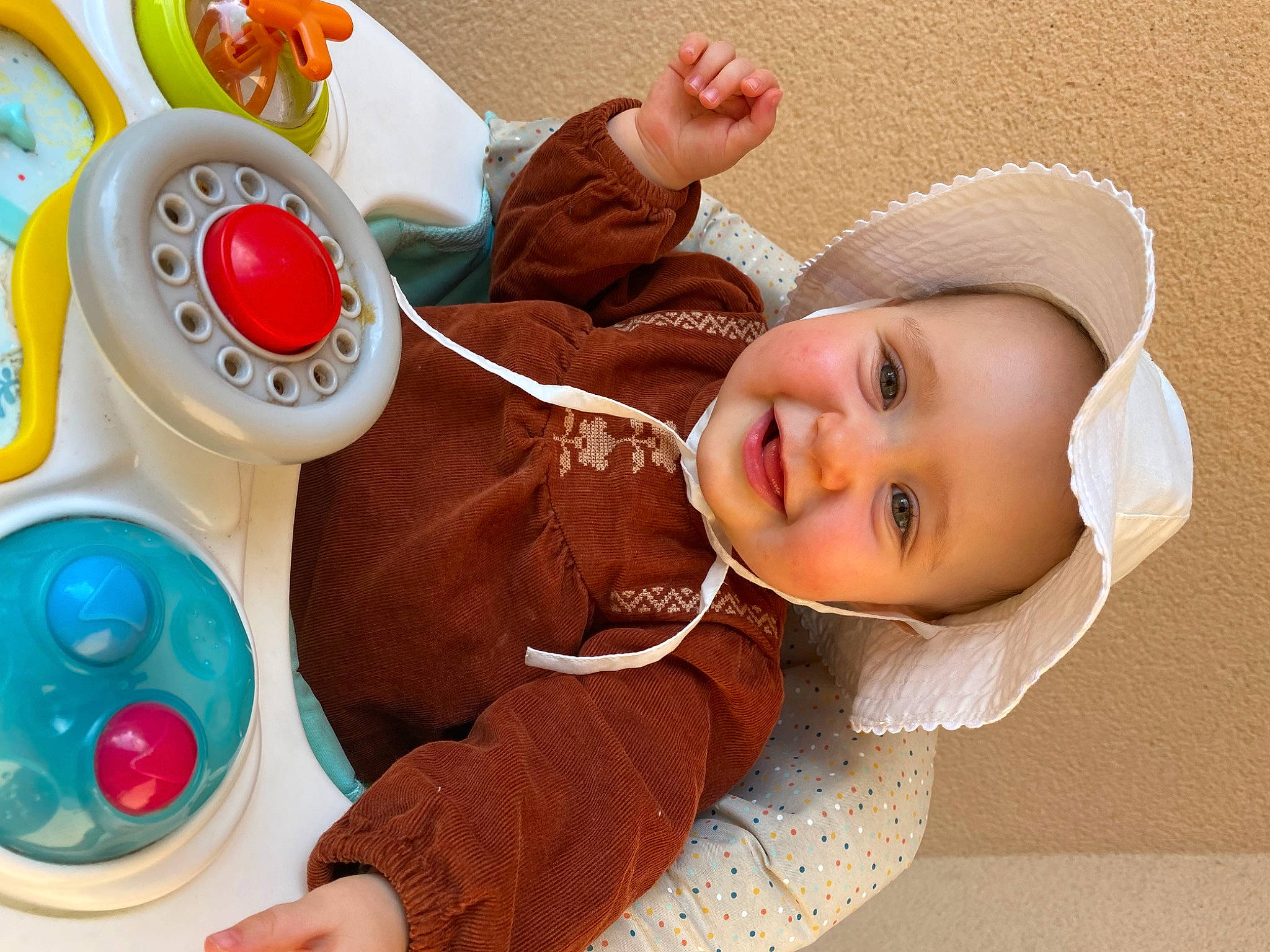 Louise participe au concours pour gagner de l'argent avec cette photo : baby, baby_playing_with_toys, baby_products, baby_toddler_clothing, cap, child, comfort, facial_expression, fun, happy, hat, joy, joystick, people, person, play, skin, smile, sun_hat, toddler