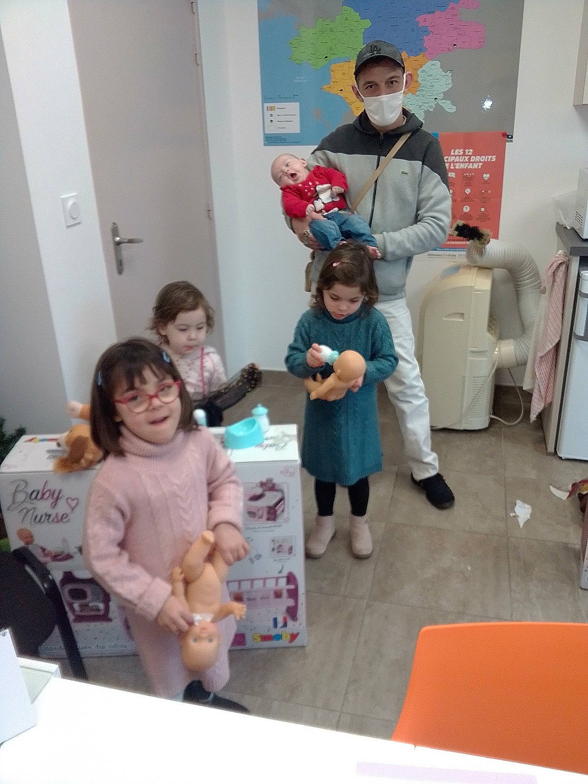 Chayna participe au concours pour gagner de l'argent avec cette photo : baby, chair, child, class, community, education, event, fun, fur, hat, job, learning, leisure, organism, person, room, t_shirt, toddler, vertebrate, visual_arts