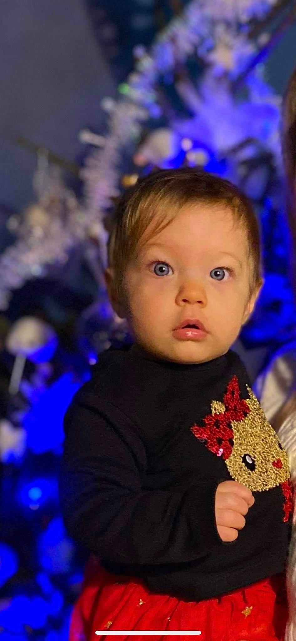 Faustine participe au concours pour gagner de l'argent avec cette photo : baby, beauty, blue, cheek, christmas, christmas_ornament, christmas_tree, electric_blue, event, facial_expression, flash_photography, fun, hair, hairstyle, happy, holiday, iris, person, skin, standing