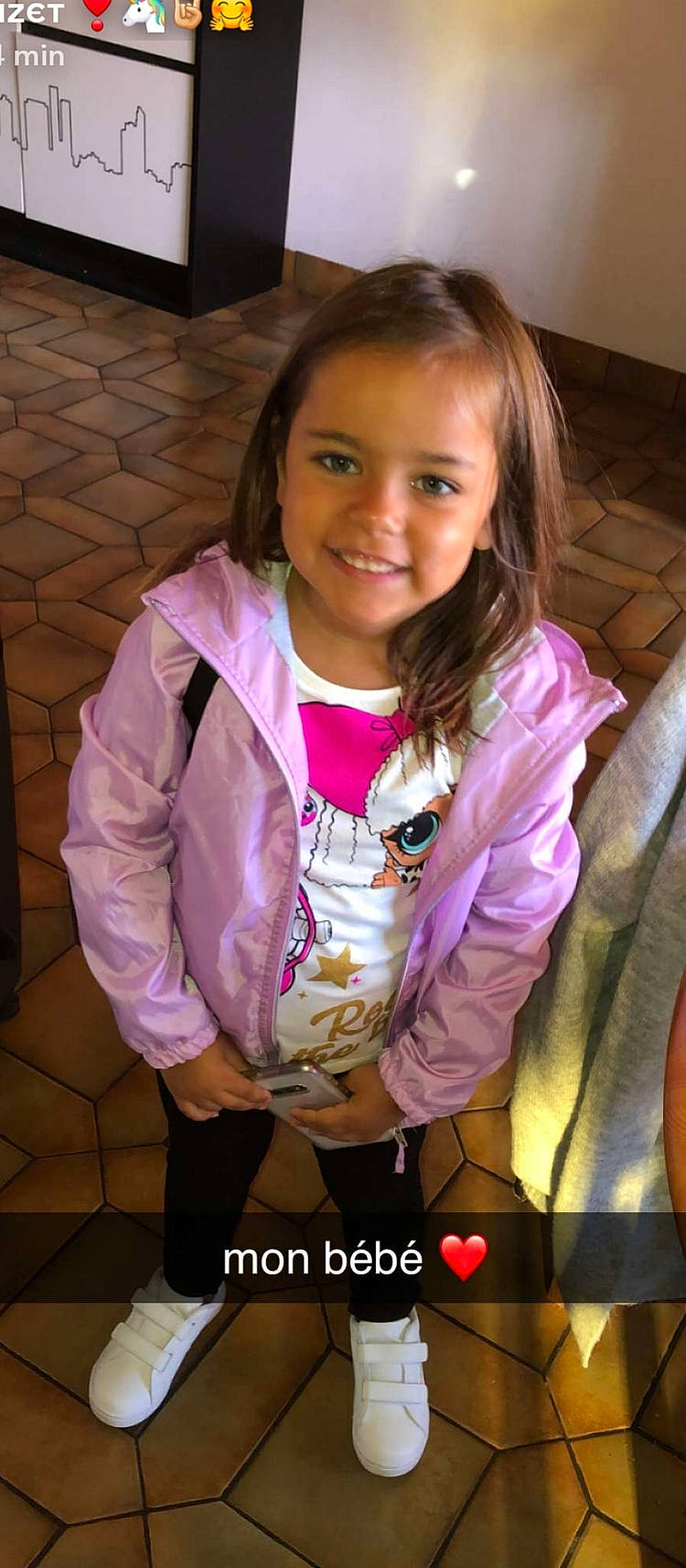 Inaya a rejoint le concours — aidez-le/la à gagner de superbes lots ! child, child_model, jacket, joy, long_hair, outerwear, person, smile, toddler, uniform