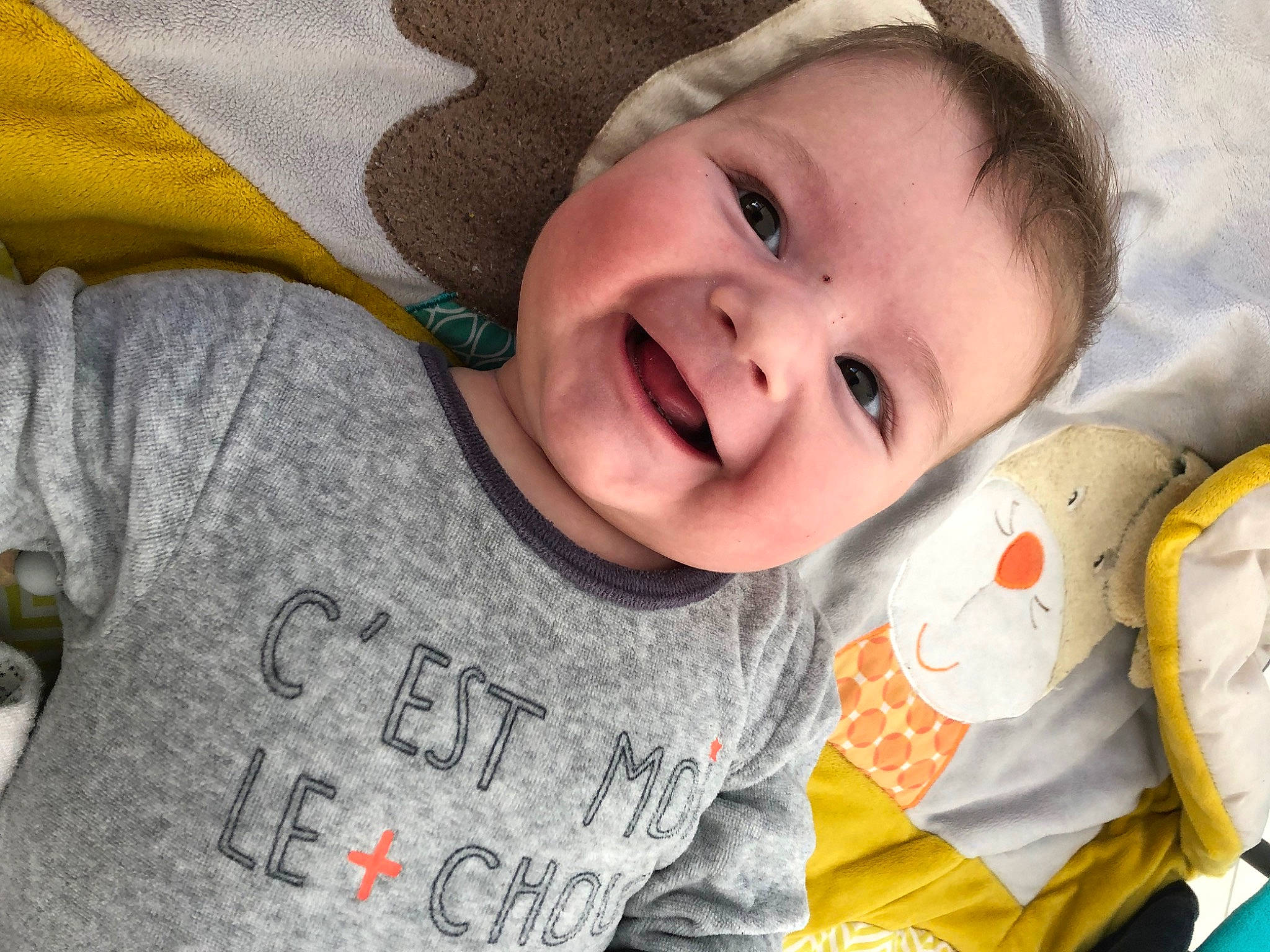 Maélo participe au concours pour gagner de l'argent avec cette photo : arm, baby, cheek, chin, comfort, eye, eyebrow, face, finger, gesture, happy, head, joy, lip, mouth, nose, person, skin, sleeve, smile