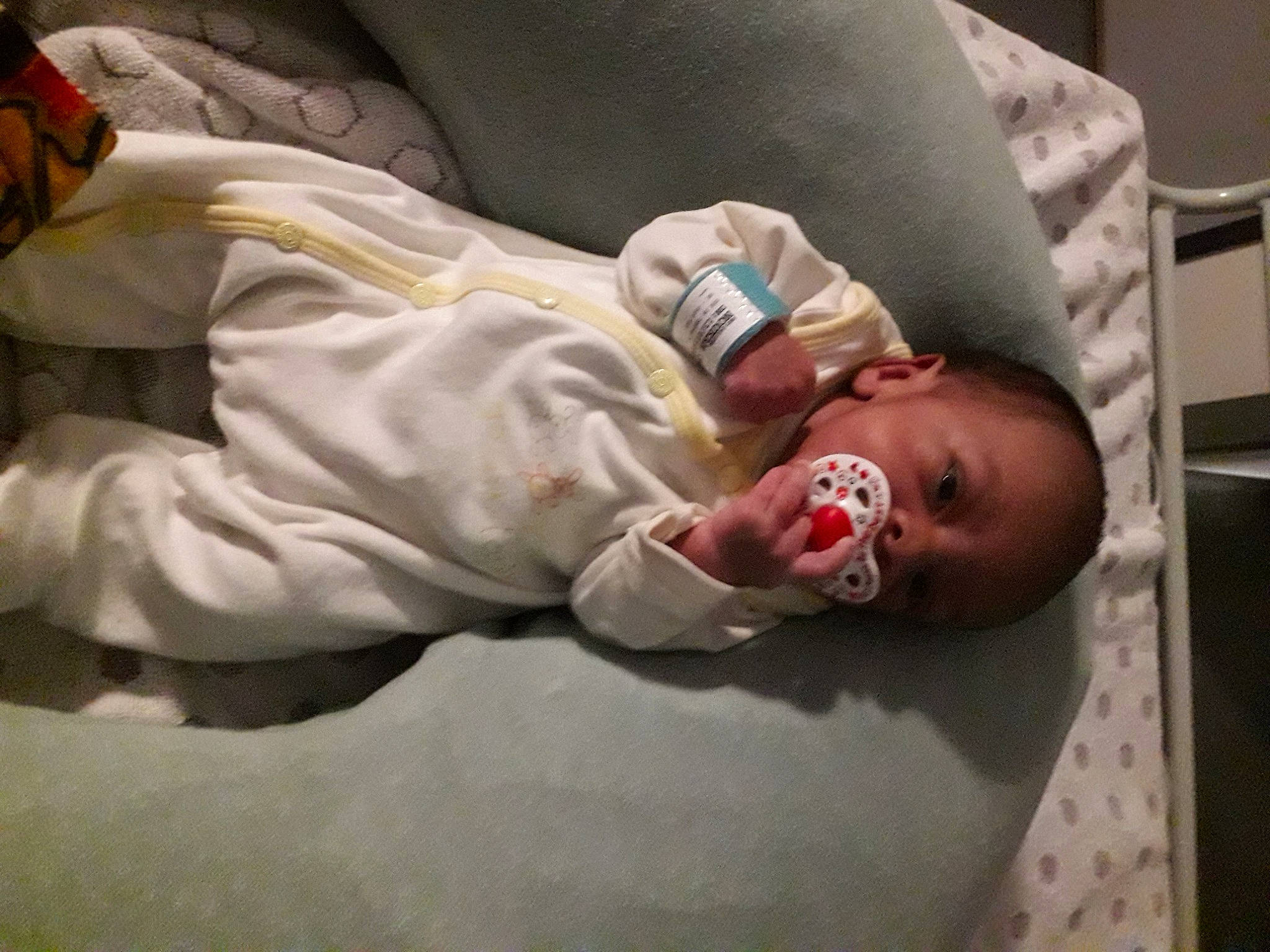 Emmanuel a rejoint le concours — aidez-le/la à gagner de superbes lots ! baby, baby_products, baby_safety, baby_sleeping, baby_toddler_clothing, bedtime, cheek, child, comfort, head, linens, mouth, nap, nose, person, room, sleep, sleeve, smile, textile