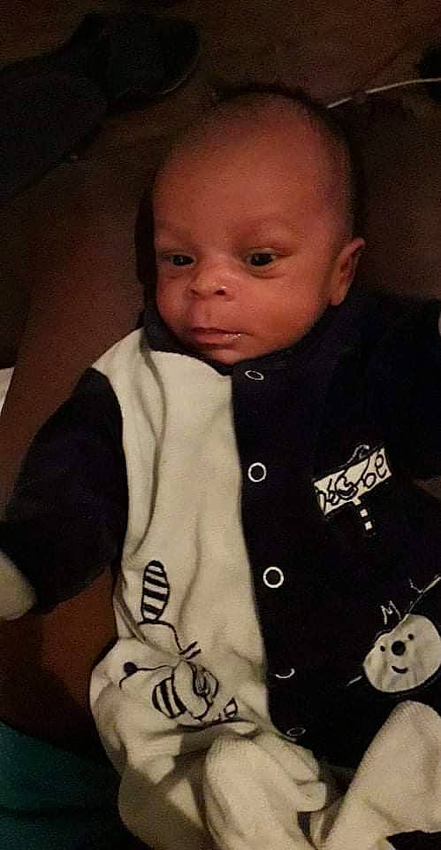 Emmanuel a rejoint le concours — aidez-le/la à gagner de superbes lots ! arm, baby, baby_toddler_clothing, cheek, collar, comfort, cool, face, finger, head, lip, mammal, neck, nose, outerwear, person, product, skin, sleeve, t_shirt