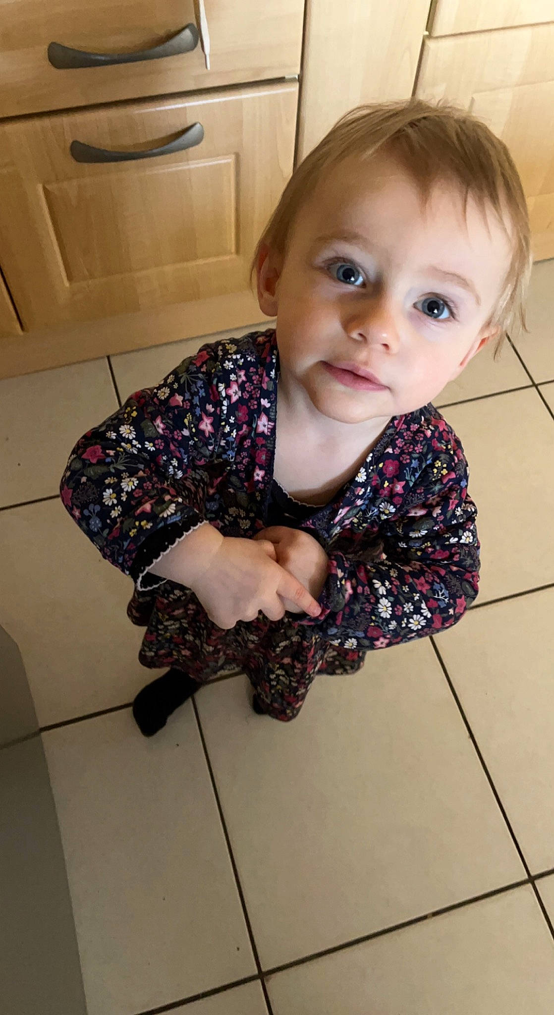 Mya a rejoint le concours — aidez-le/la à gagner de superbes lots ! arm, baby_toddler_clothing, dress, eye, face, finger, floor, flooring, hair, hairstyle, hand, head, human_body, joint, leg, neck, outerwear, person, skin, sleeve