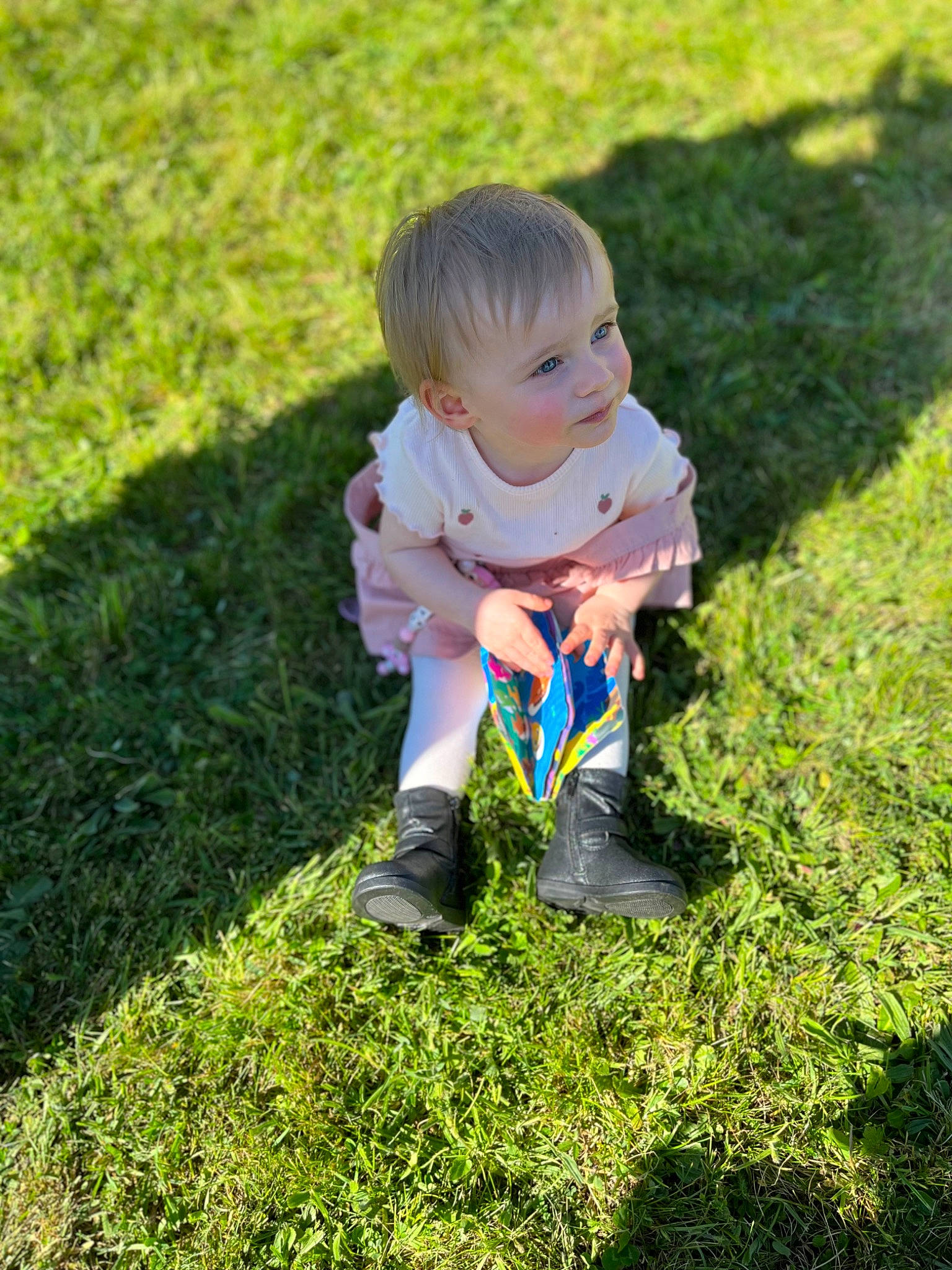 Mya participe au concours pour gagner de l'argent avec cette photo : baby, baby_toddler_clothing, botany, fun, grass, grass_family, grassland, groundcover, happy, landscape, lawn, leaf, leg, leisure, meadow, people_in_nature, person, plant, smile, sunlight