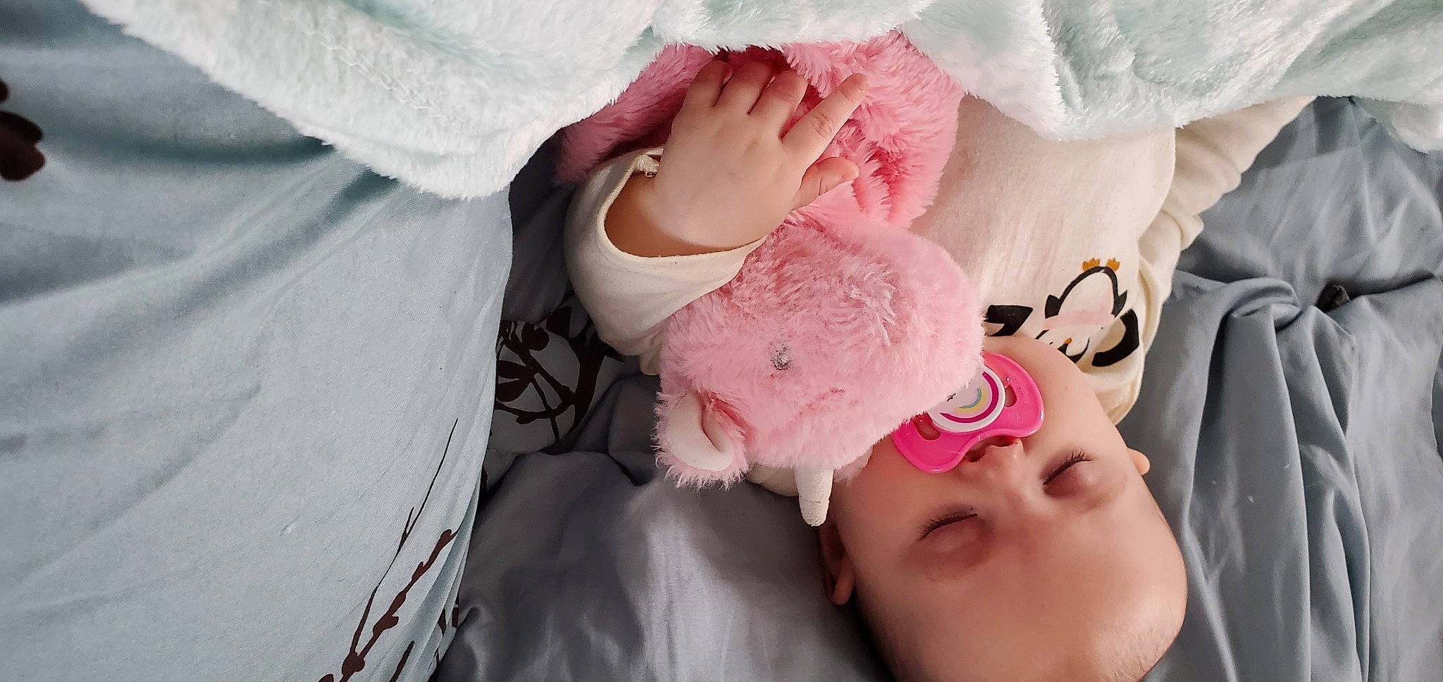 Saphira is registered to the contest to win money with this photo: arm, baby, baby_toddler_clothing, cheek, comfort, dress, eyelash, facial_expression, finger, gesture, glasses, hand, happy, interaction, lip, nose, person, pink, skin, sunglasses