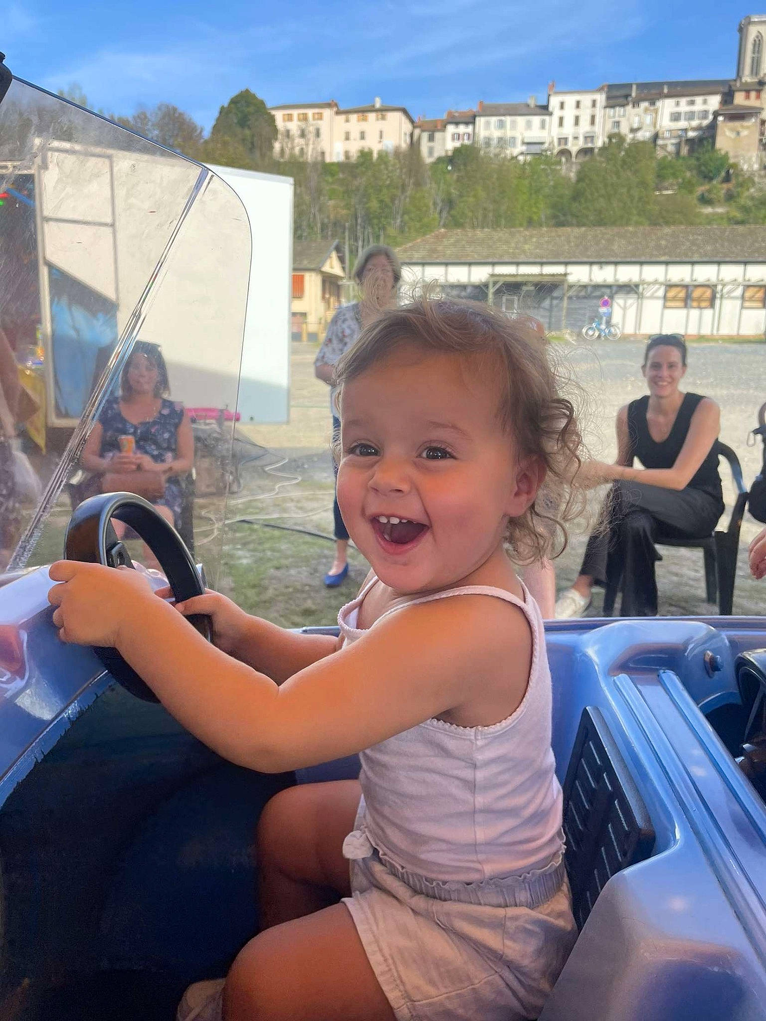 Keïna participe au concours pour gagner de l'argent avec cette photo : auto_part, automotive_design, automotive_exterior, bumper, event, family_car, fun, happy, hood, joy, leisure, motor_vehicle, person, personal_luxury_car, recreation, sky, smile, t_shirt, toddler, travel