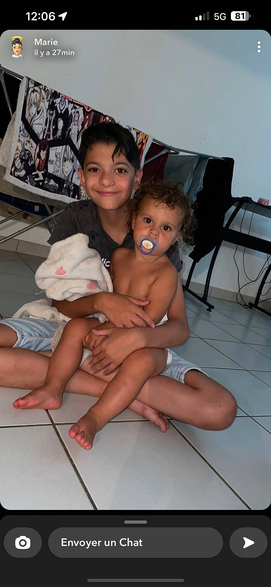 Keïna participe au concours pour gagner de l'argent avec cette photo : abdomen, barefoot, black_hair, chest, finger, flooring, foot, fun, happy, human_leg, joy, lap, leg, leisure, person, shorts, skin, smile, thigh, thumb