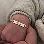 Henri a rejoint le concours — aidez-le/la à gagner de superbes lots ! baby, hand, bracelet, nameplate, knitwear, closeup, infant, skin, jewelry, soft, cozy, wrapping, delicate, tiny, warm, cuffed, fingers, wrist, personalized, accessory