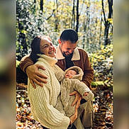 Henri participe au concours pour gagner de l'argent avec cette photo : family, baby, woman, man, smile, outdoor, forest, autumn, sweater, jacket, baby_clothing, nature, sunlight, happy, people, parent, child, warm_clothing, trees, blurred_background