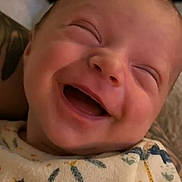 Henri participe au concours pour gagner de l'argent avec cette photo : baby, blanket, child, closeup, clothing, cozy, cute, expression, face, happy, head, infant, joy, laughing, newborn, patterned_blanket, person, portrait, skin, smiling