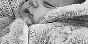 Henri a rejoint le concours — aidez-le/la à gagner de superbes lots ! baby, infant, sleeping, blanket, fur, close_up, face, soft_texture, cozy, warm, portrait, cute, child, peaceful, resting, newborn, wrapped, knitted, monochrome, tender