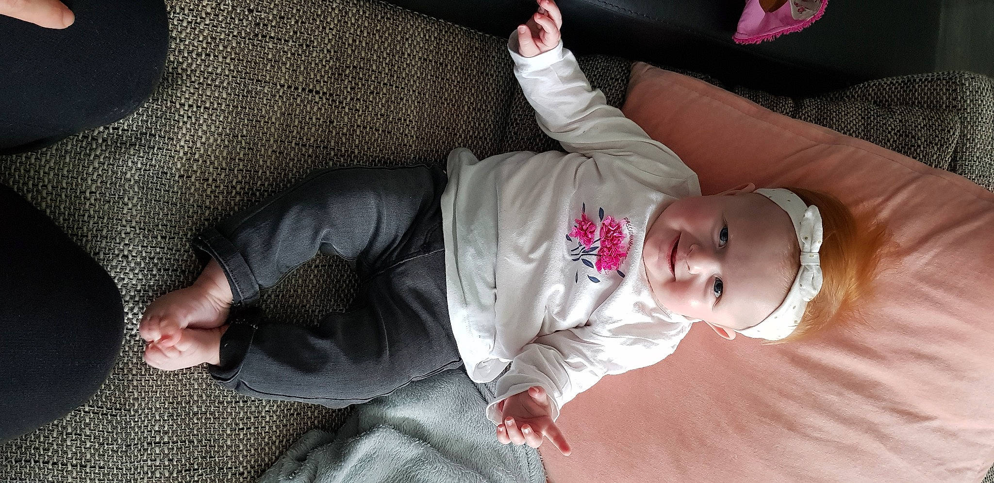 Agathe a rejoint le concours — aidez-le/la à gagner de superbes lots ! baby, baby_toddler_clothing, black, child, comfort, dress, finger, fun, hand, happy, hat, headwear, human_body, joy, lap, leg, person, plant, skin, sleeve