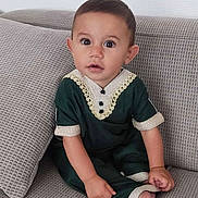 Yonie participe au concours pour gagner de l'argent avec cette photo : baby, child, clothing, couch, curious, cute, decor, expression, face, furniture, home, indoors, person, portrait, seated, sitting, smiling, textile, toddler, young_child