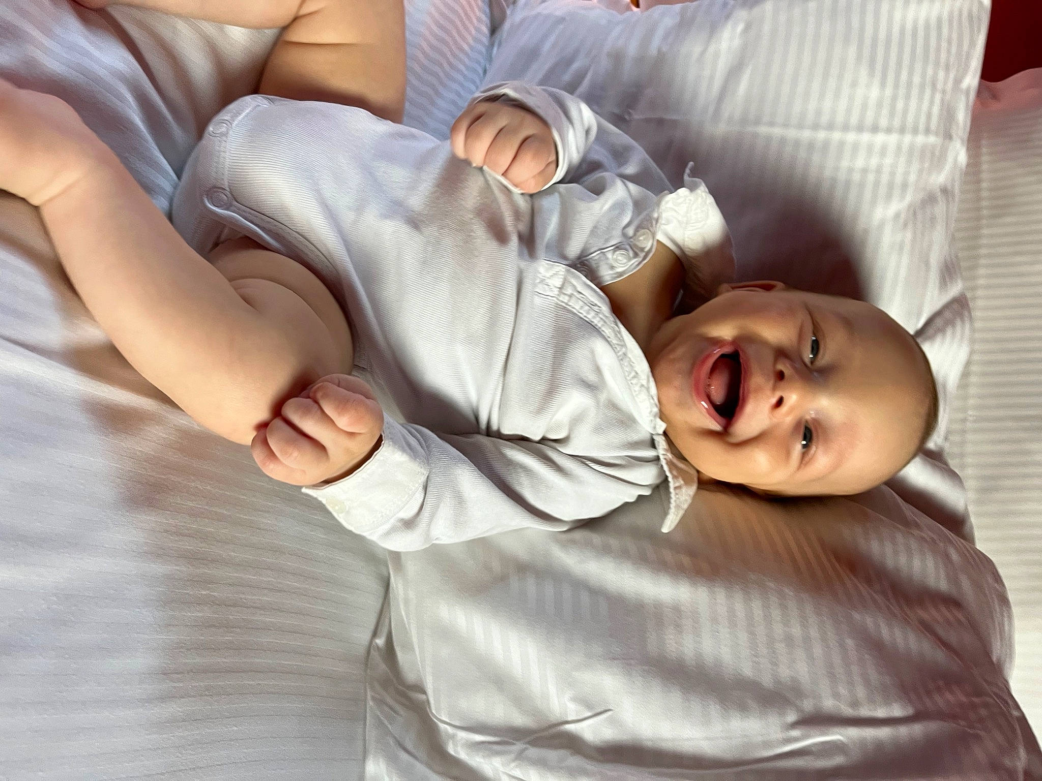 Lou participe au concours pour gagner de l'argent avec cette photo : arm, baby, child, comfort, couch, elbow, eye, flash_photography, foot, gesture, glasses, hand, happy, human_leg, joint, knee, muscle, person, skin, thigh