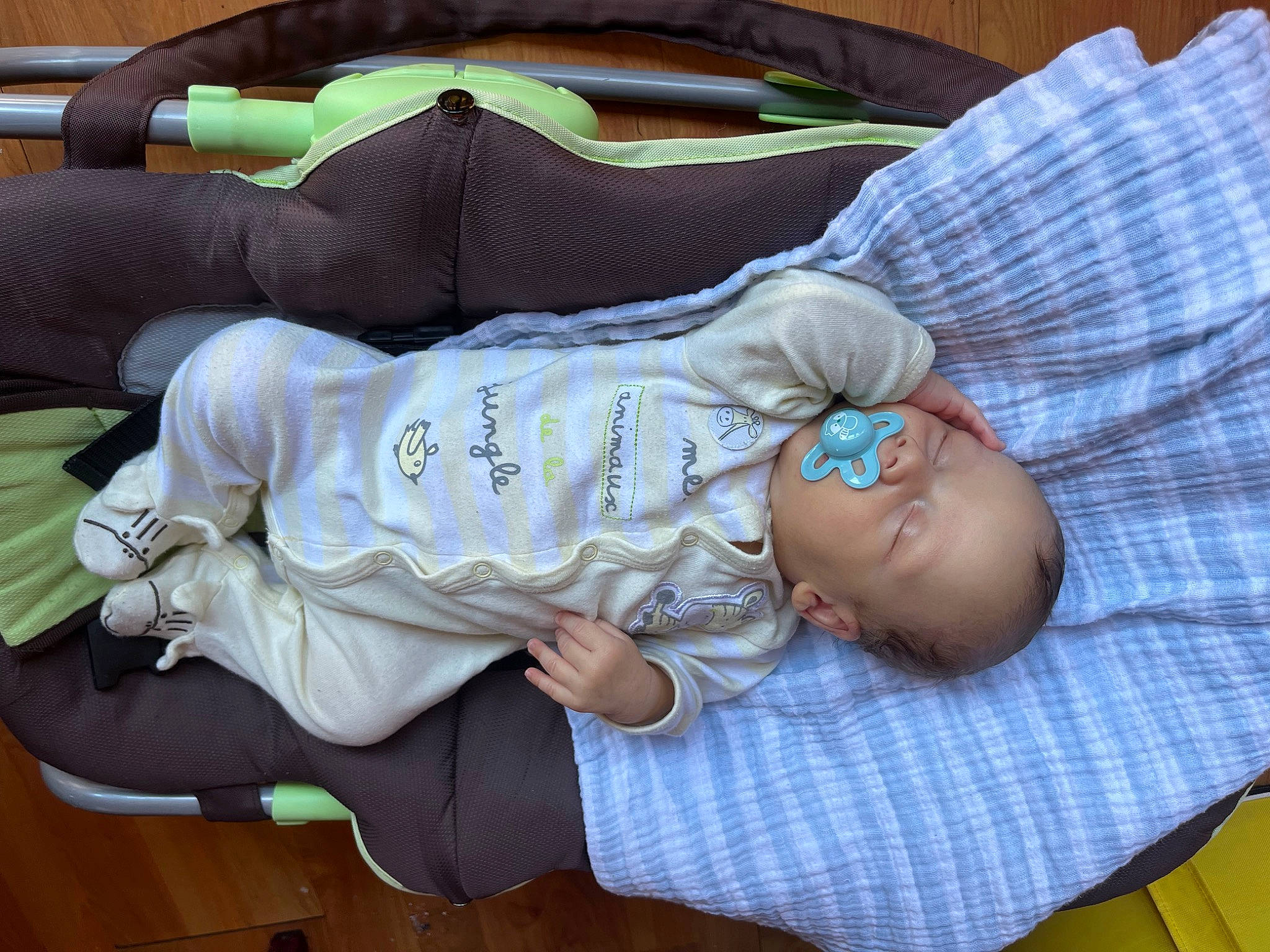 Lou a rejoint le concours — aidez-le/la à gagner de superbes lots ! baby, baby_carriage, baby_products, baby_sleeping, baby_toddler_clothing, child, comfort, elbow, hardwood, hat, knee, linens, nap, person, room, sitting, sleep, sock, toddler, wood