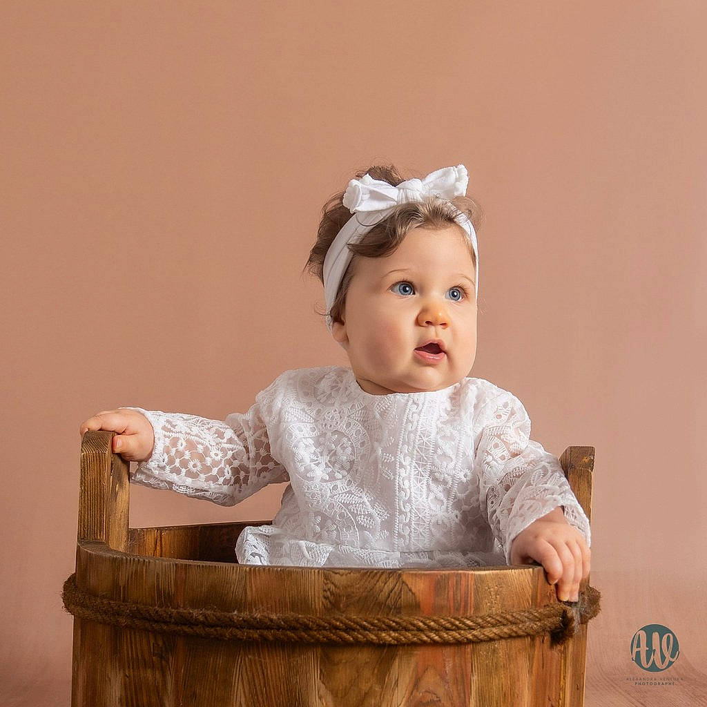 Cassie participe au concours pour gagner de l'argent avec cette photo : baby, baby_toddler_clothing, basket, child, collar, comfort, embellishment, eye, fashion_accessory, flash_photography, hair_accessory, happy, headband, headpiece, person, portrait_photography, sitting, sleeve, smile, surprise