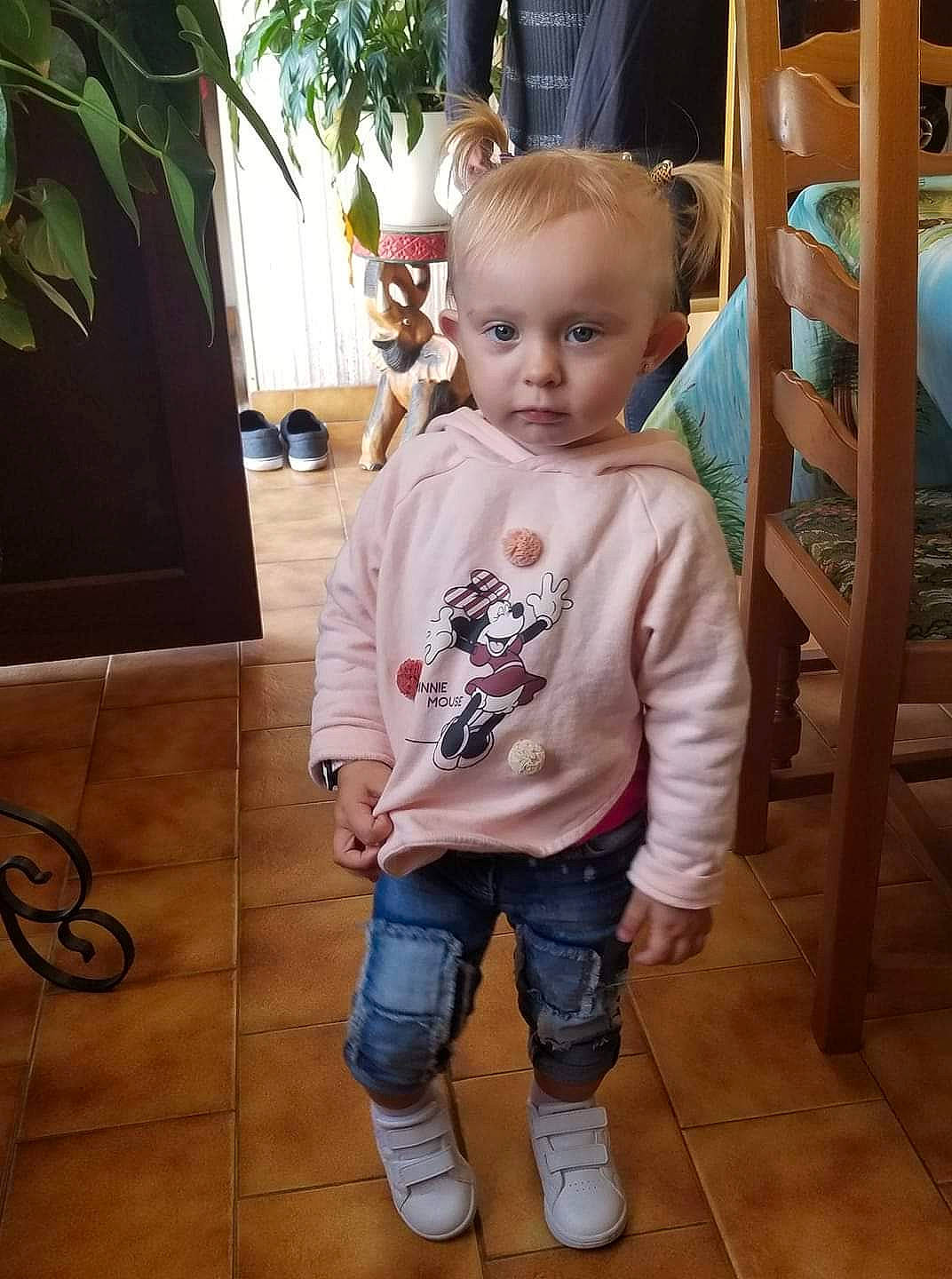 Kameron a rejoint le concours — aidez-le/la à gagner de superbes lots ! baby, baby_toddler_clothing, cheek, child, cool, floor, flooring, fun, happy, hardwood, head, houseplant, leisure, person, plant, skin, sleeve, standing, t_shirt, toddler