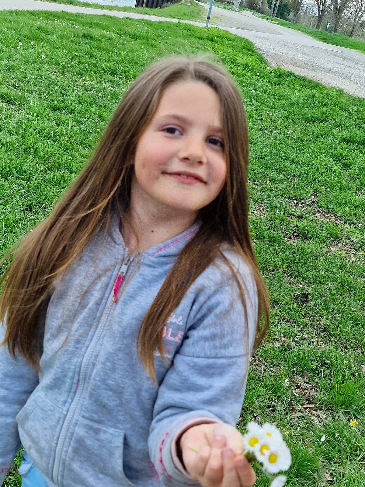 Linsay participe au concours pour gagner de l'argent avec cette photo : blond, botany, brown_hair, electric_blue, face, fun, garden, grass, grass_family, grassland, happy, iris, joy, leaf, long_hair, meadow, people_in_nature, person, plant, sitting