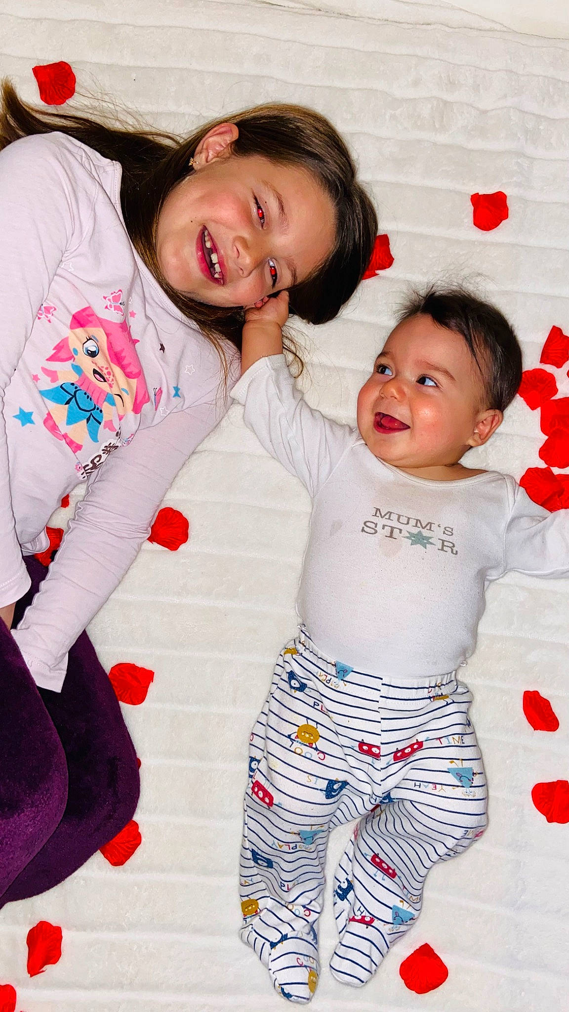 Enzo participe au concours pour gagner de l'argent avec cette photo : baby_toddler_clothing, beauty, child, comfort, event, face, facial_expression, fun, gesture, happy, head, joy, pattern, people_in_nature, person, playing_with_kids, red, skin, sleeve, smile